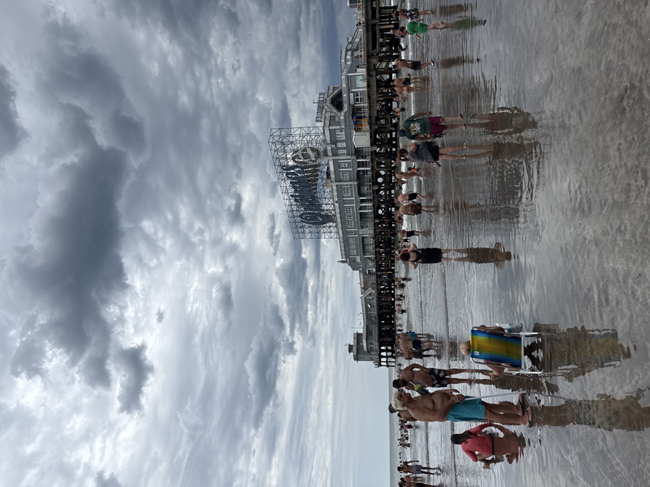 Beachgoers brave stormy skies at Mar del Plata pier