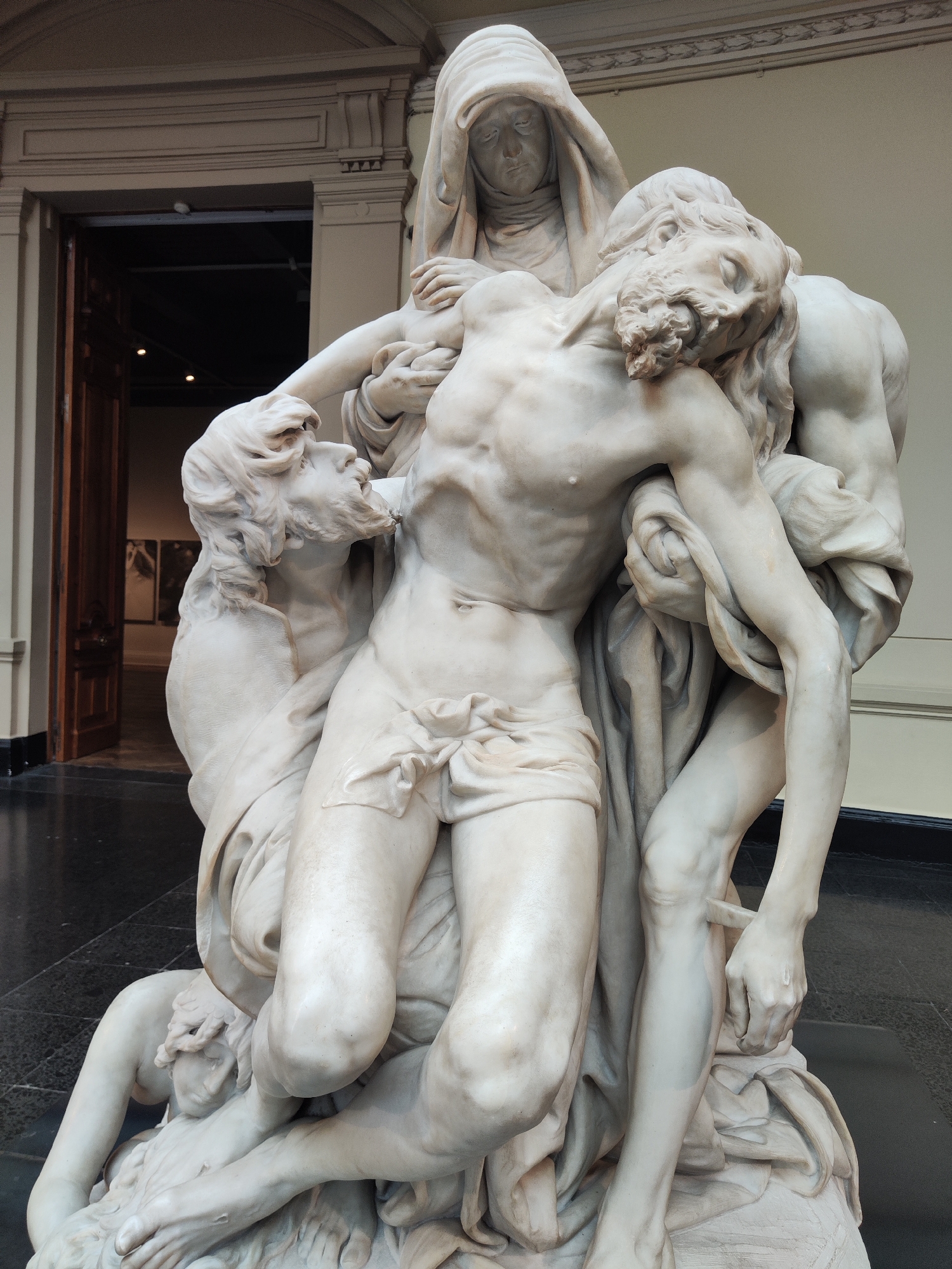 Browsing sculpture and painting galleries in Santiago