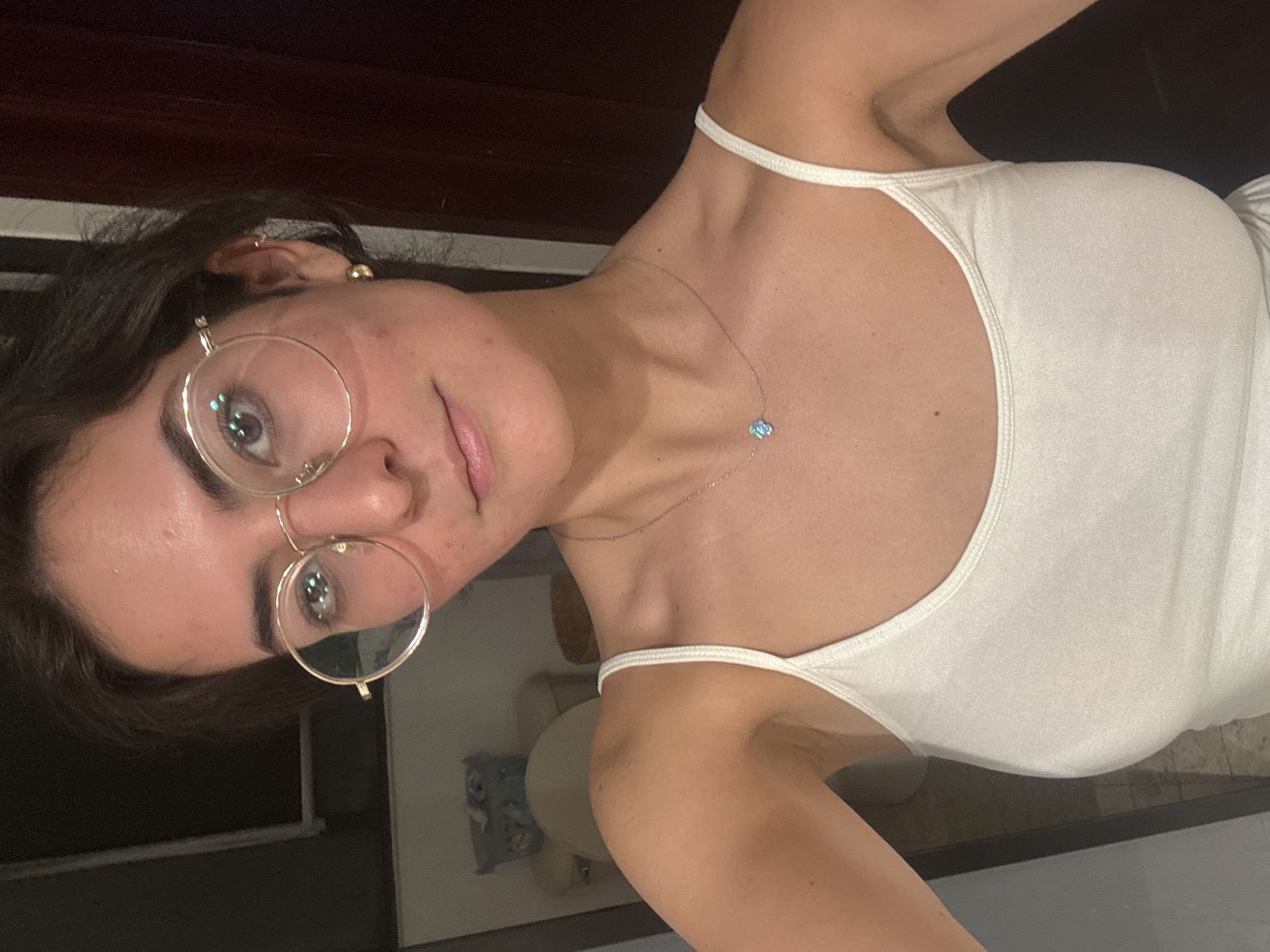 Late-night selfie session captured in Puebla residence