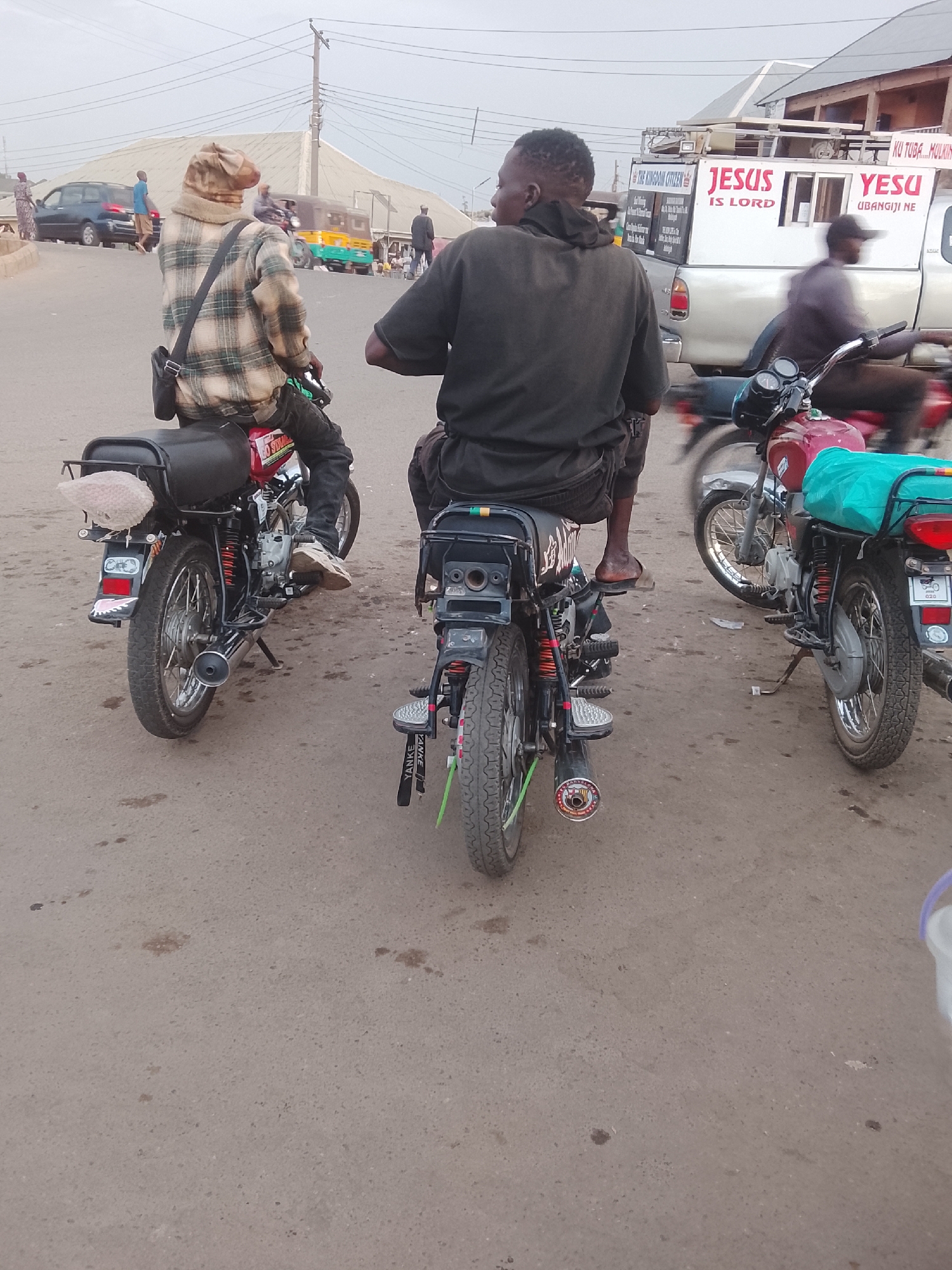 Daily life documented in Nigerian towns during afternoon hours