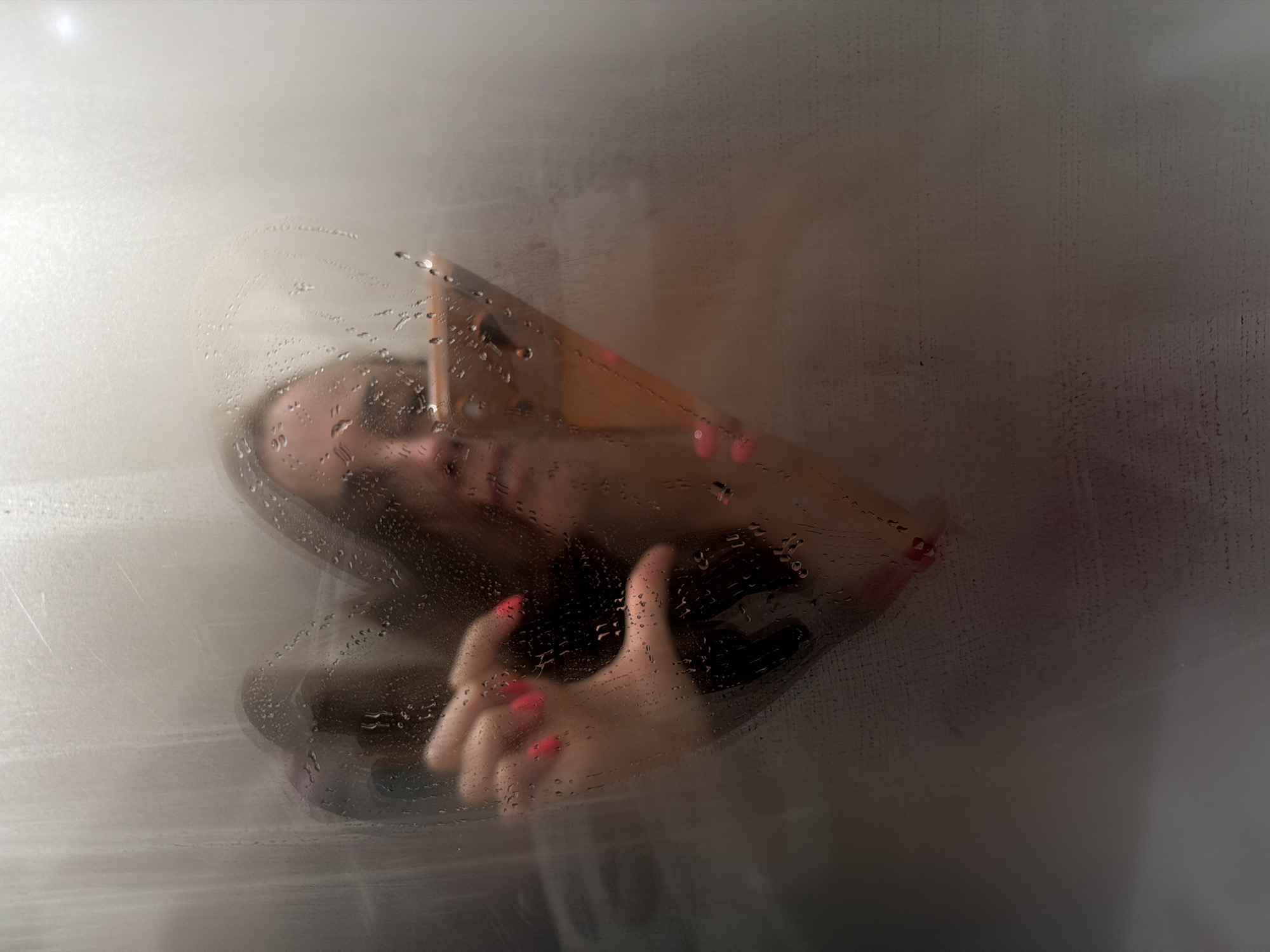 Person photographs selfies, draws heart on steamy glass in Birobidzhan