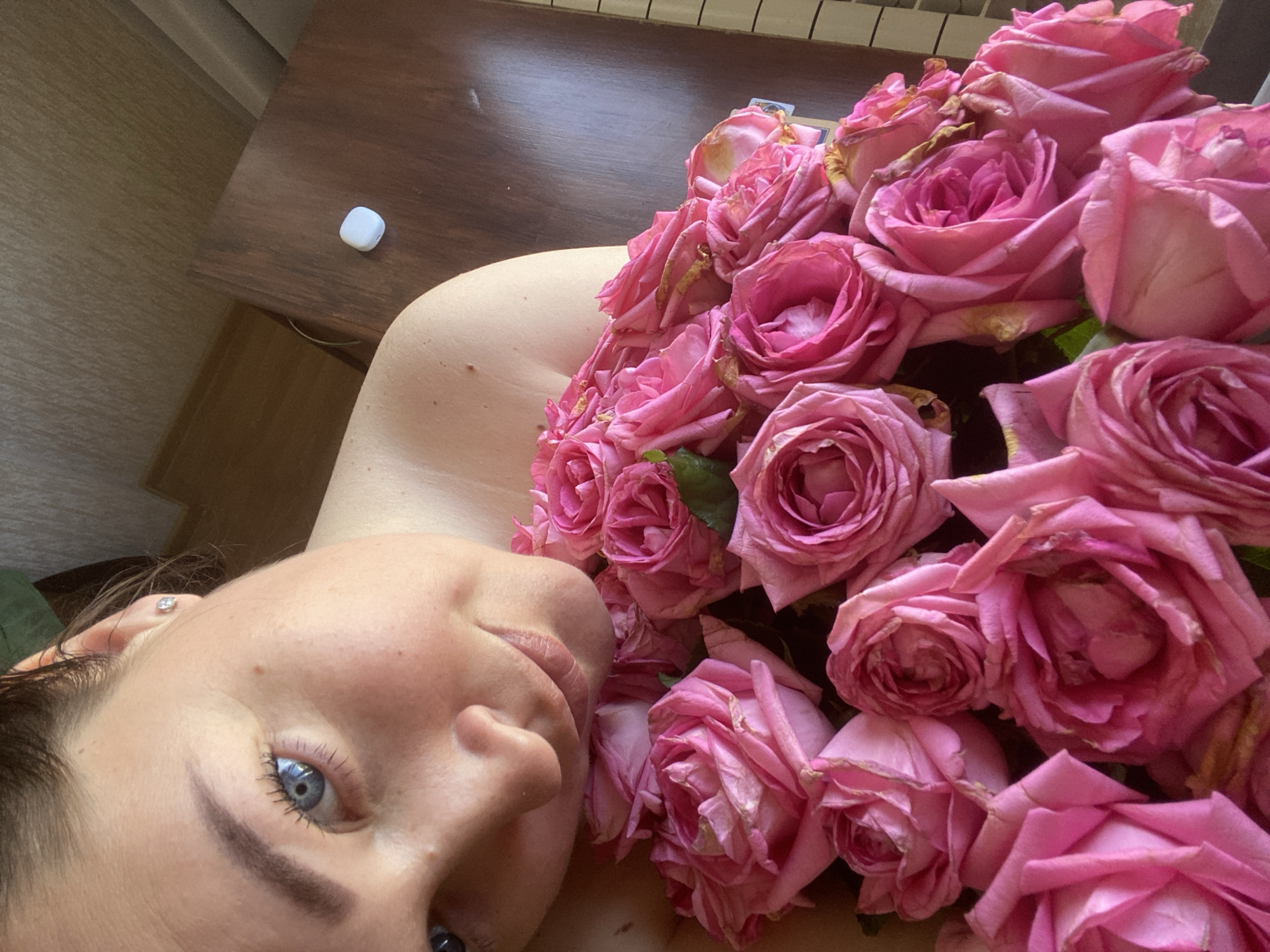 Woman photographed with pink roses bouquet in Sochi