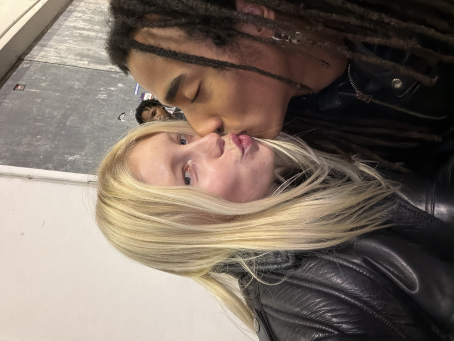 Underground music event documented at Bagnolet cultural venue