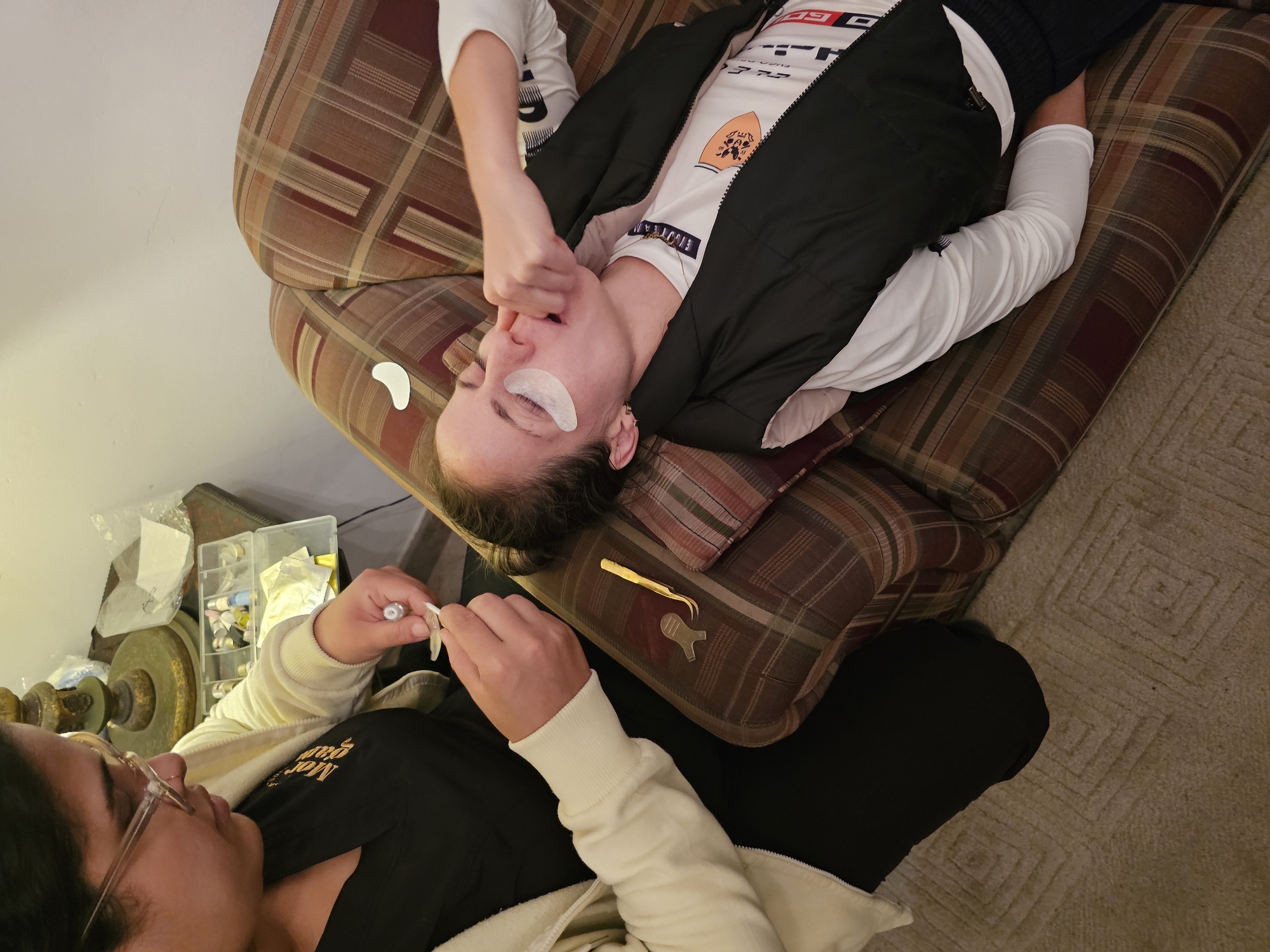 Woman receives eyelash extensions at Miraflores beauty appointment