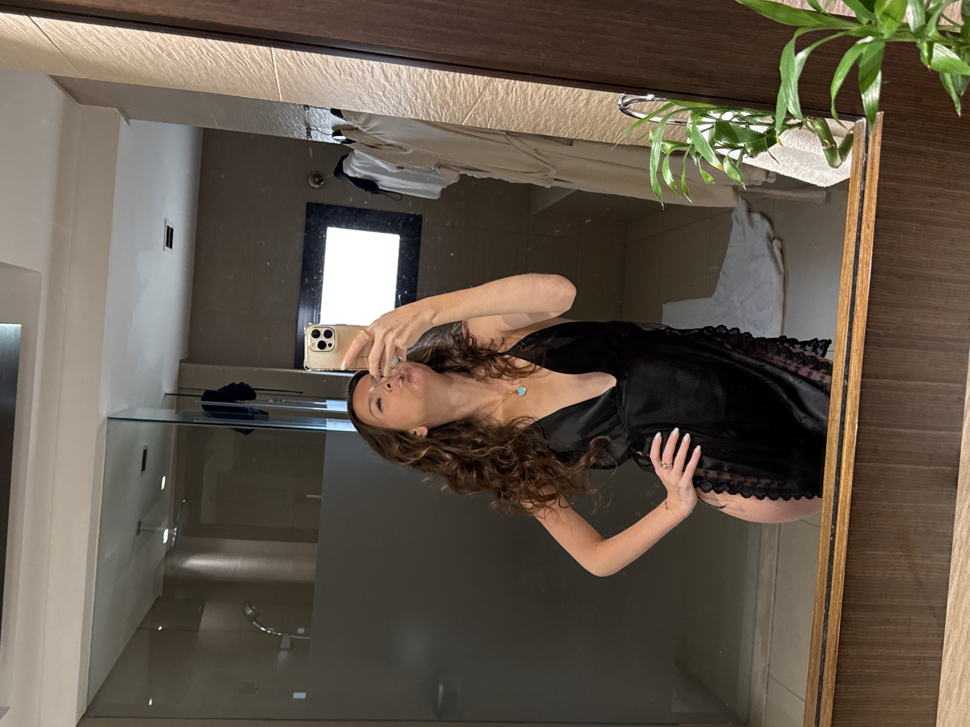 Woman takes bathroom selfies at Dubai hotel early morning