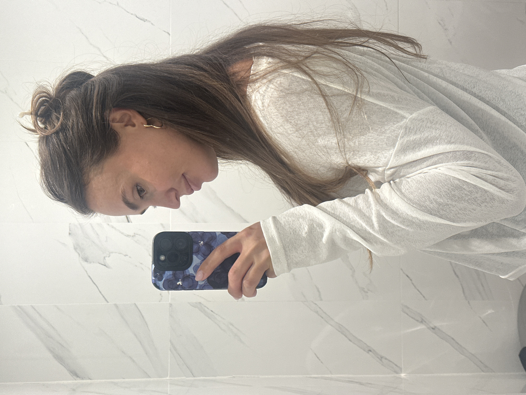 Woman takes selfies in multiple Surgut locations Saturday morning