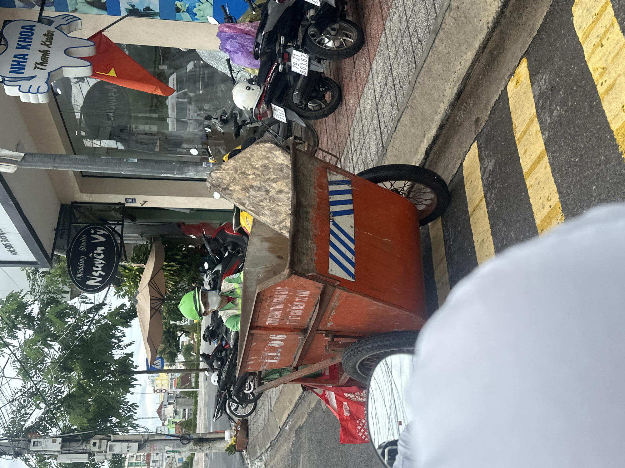 Morning street life captured in Nha Trang Ward