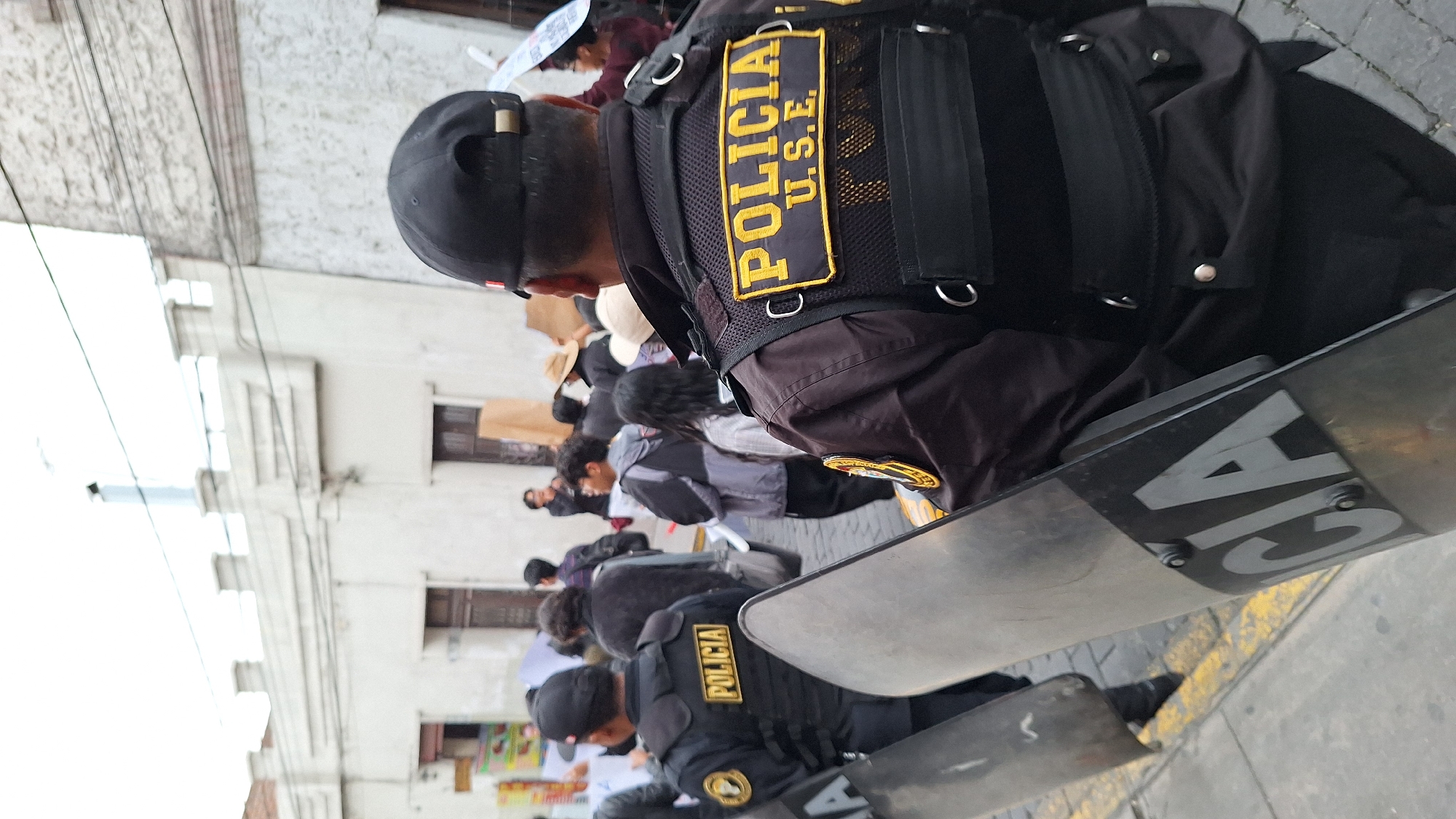 Police manage public gathering on Arequipa street