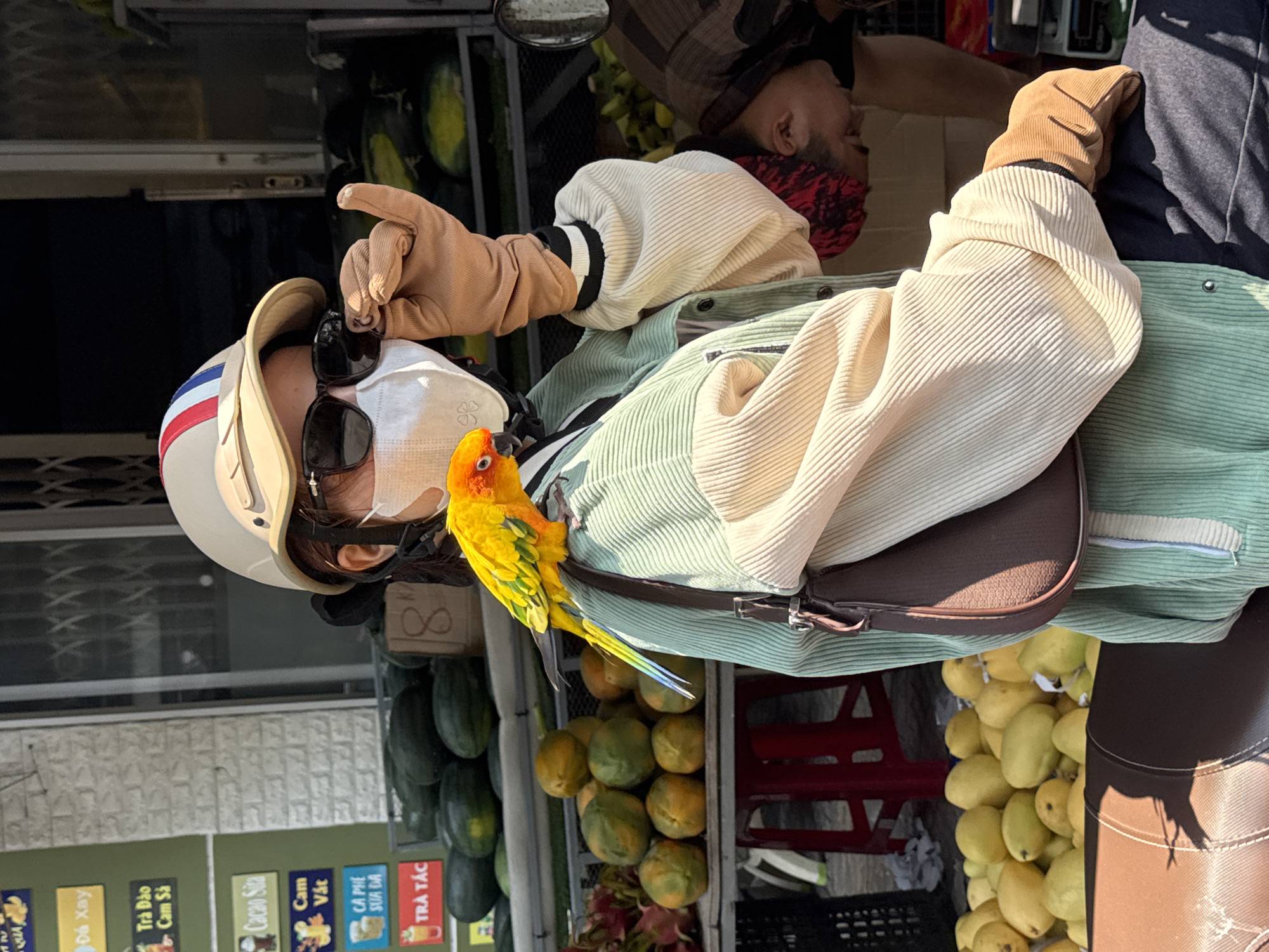 Morning street vendor activity documented in Đà Nẵng