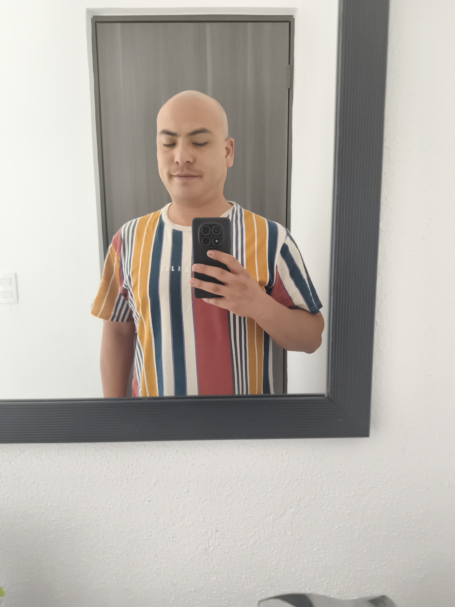 Couple shares intimate moments, selfies in El Carmen home