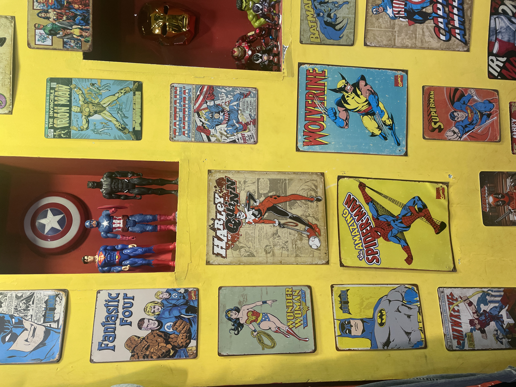 Evening scenes captured across Naples: comics, streets, religious art