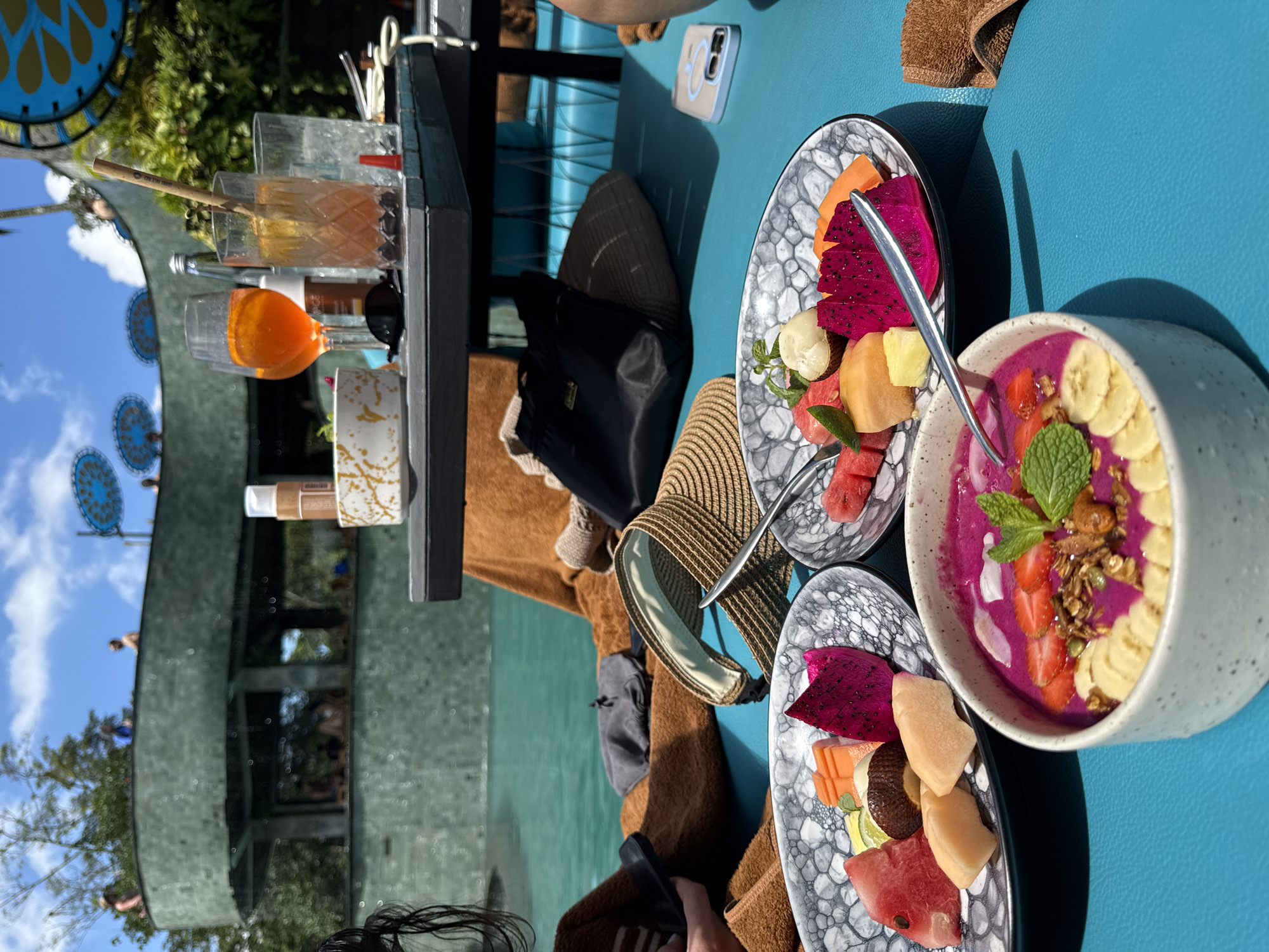 Colorful outdoor breakfast documented at Tegallalang resort, Indonesia