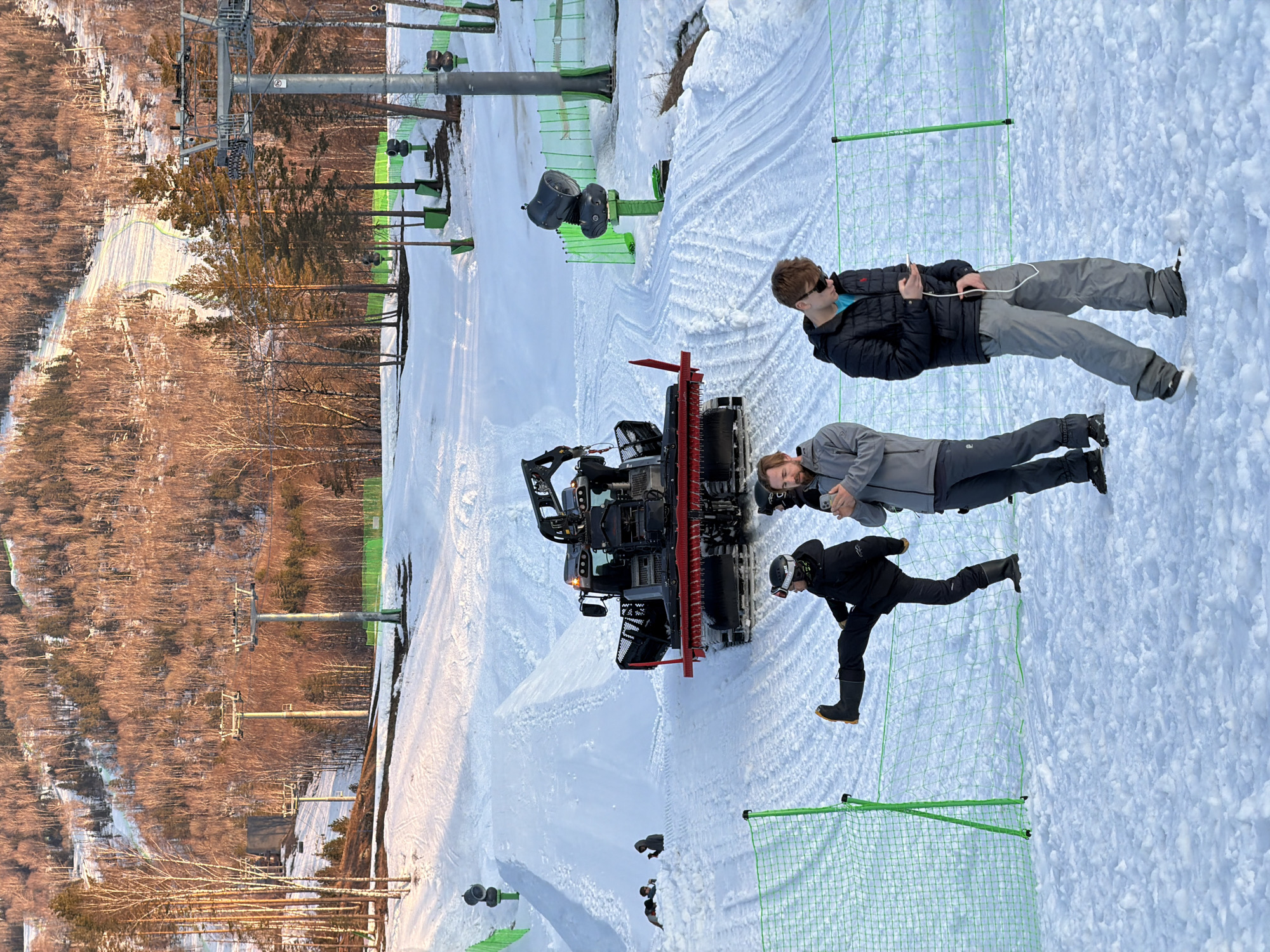 Winter resort activities documented in Ozërnoye, Russia