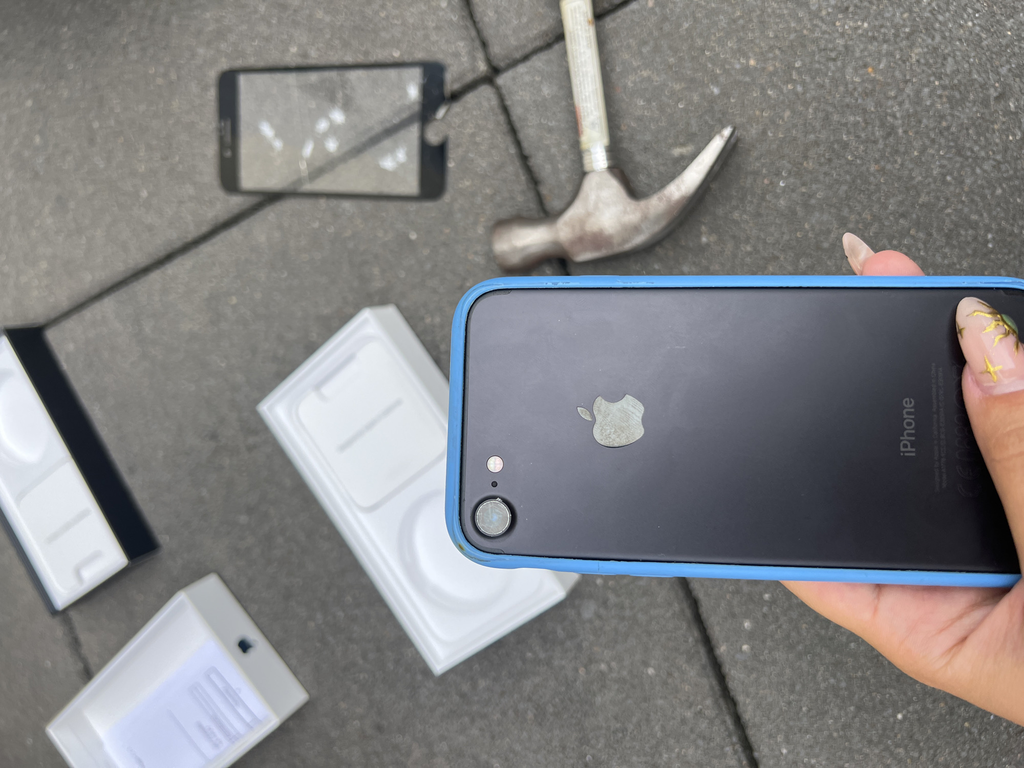 Smartphone deliberately destroyed with hammer in Mönchengladbach