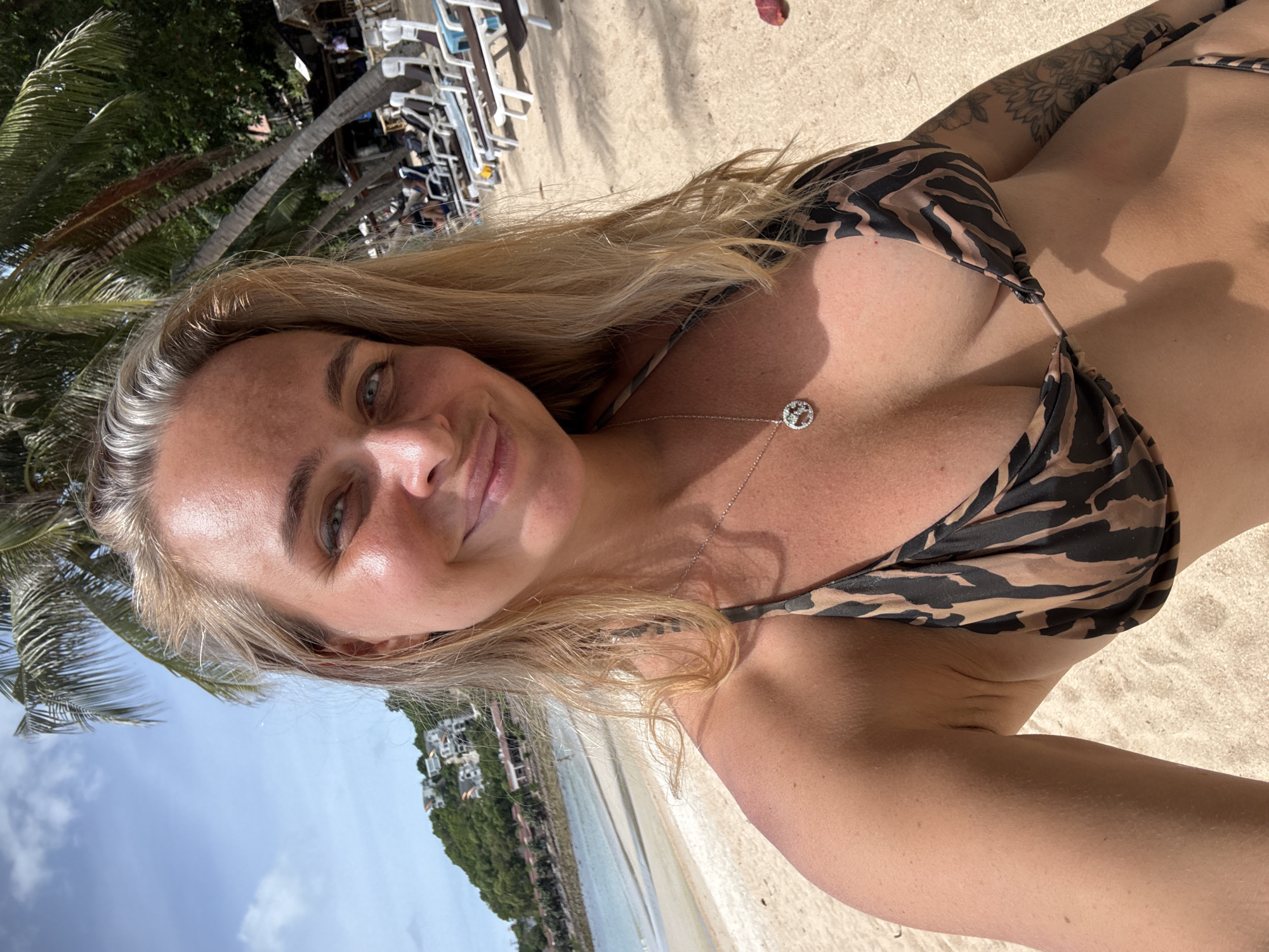 Sunny beach hang on Ko Samui with selfies and inflatables