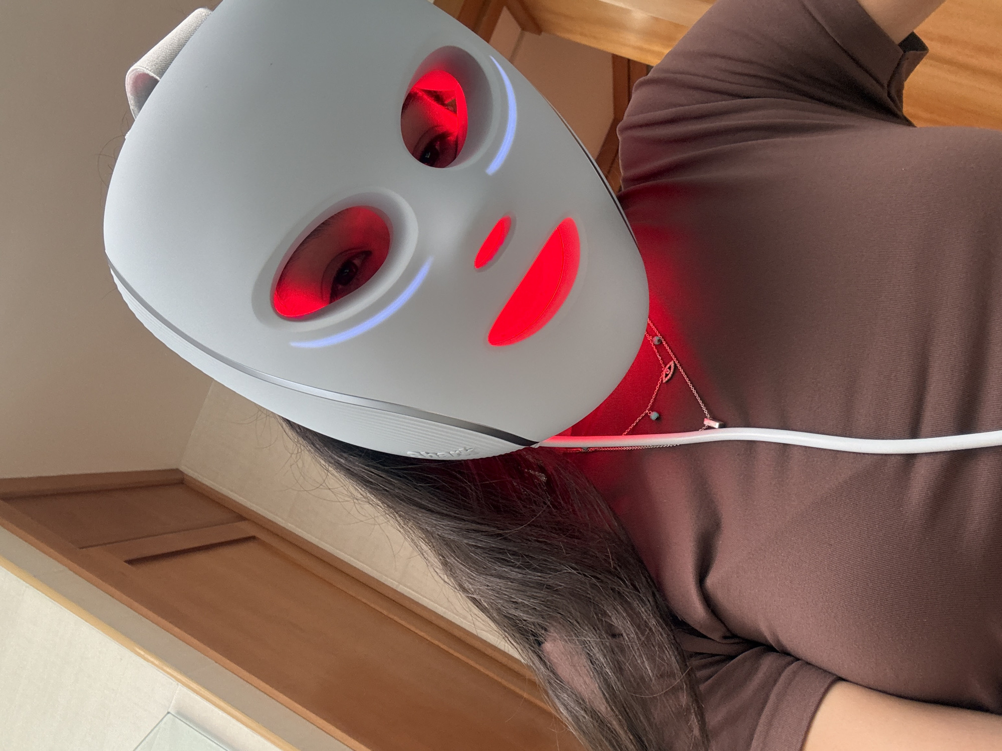 Person documents LED facial therapy routine in Mexican home