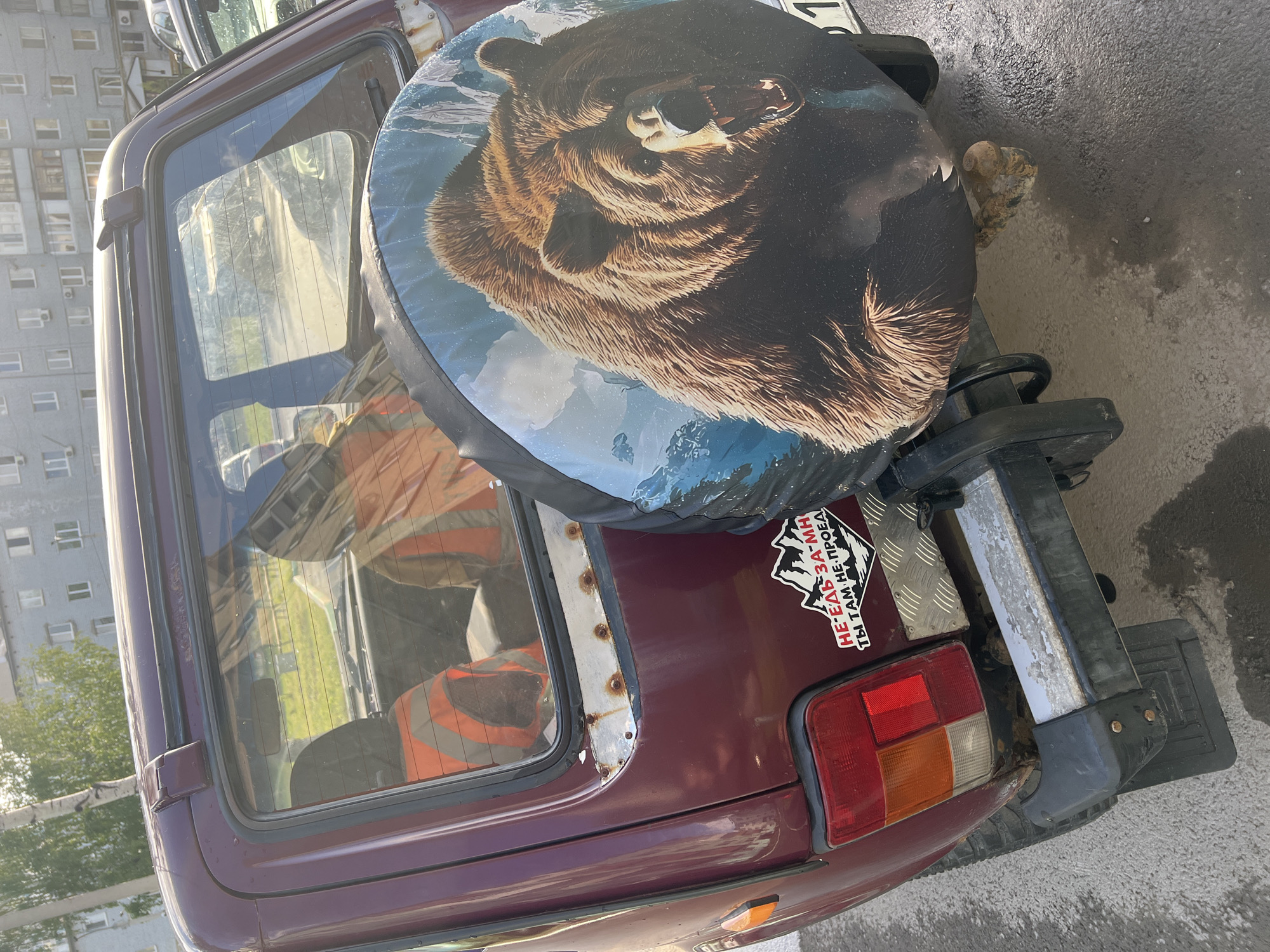 Maroon Lada Niva with spare tire observed in Ufa