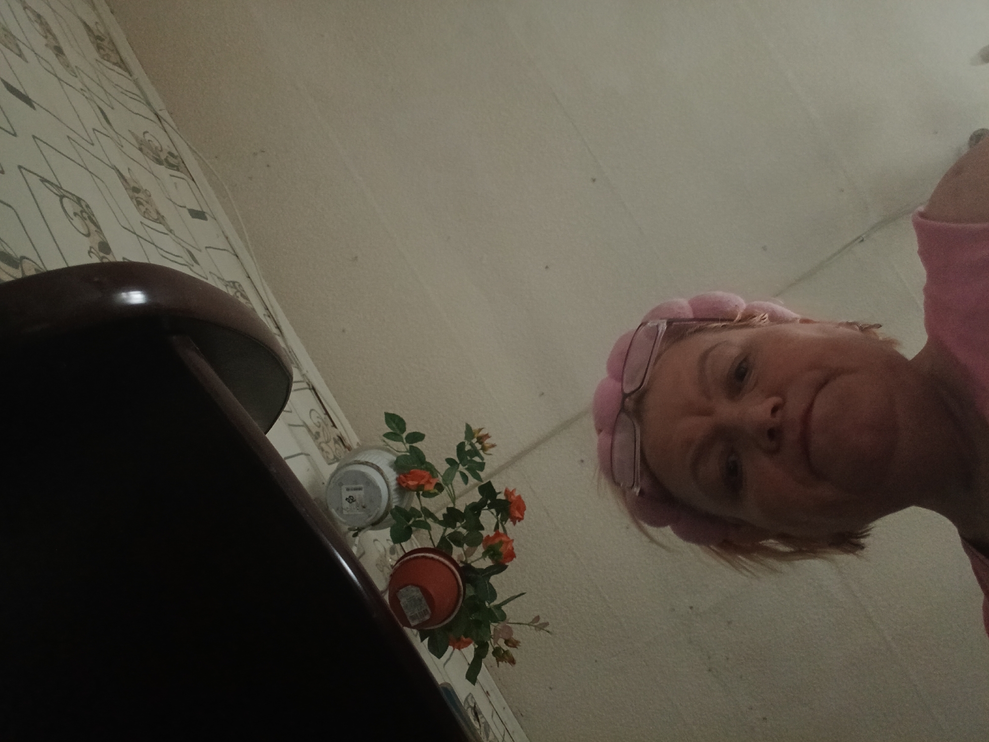 Woman takes morning selfies with hair rollers in Russia
