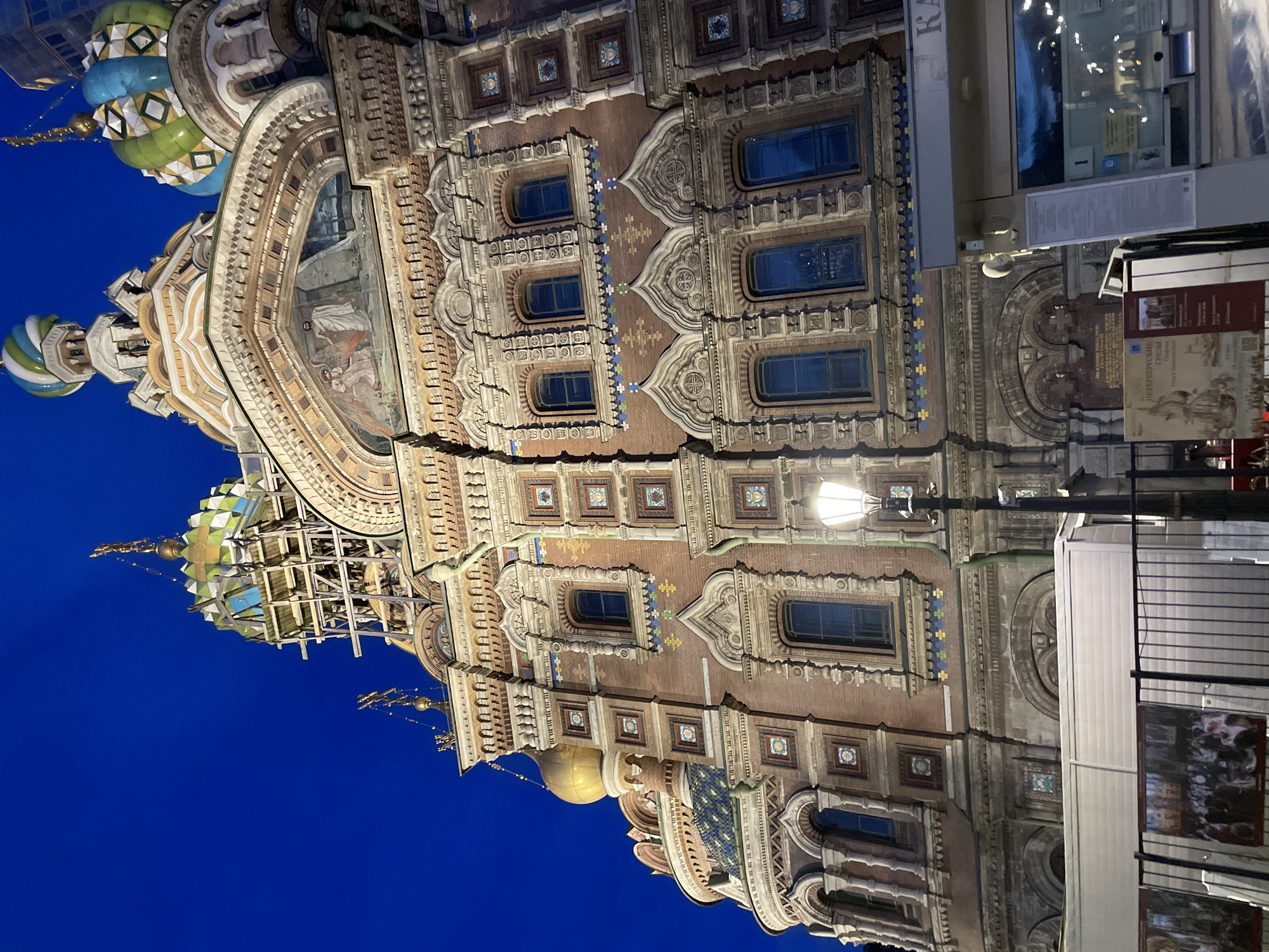 Evening photography session captures St. Petersburg landmarks and portraits