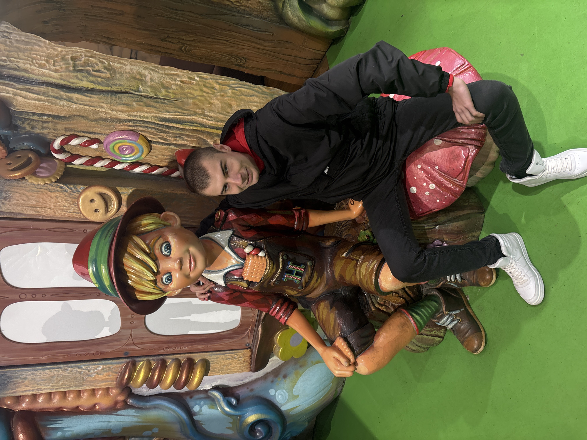 Fairy-tale themed entertainment venue documented by witnesses
