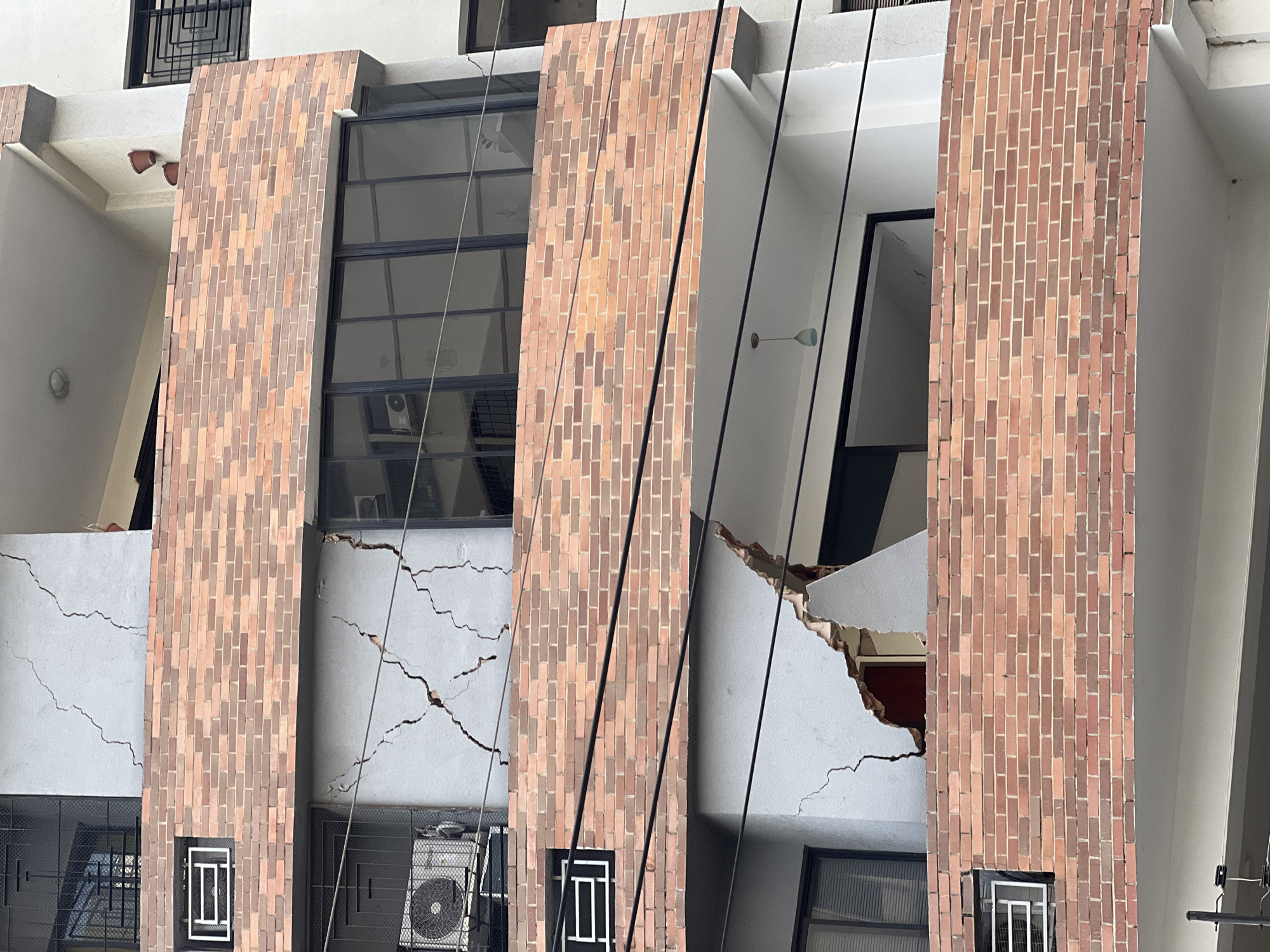 Damaged apartment building in Maracay shows serious structural deterioration