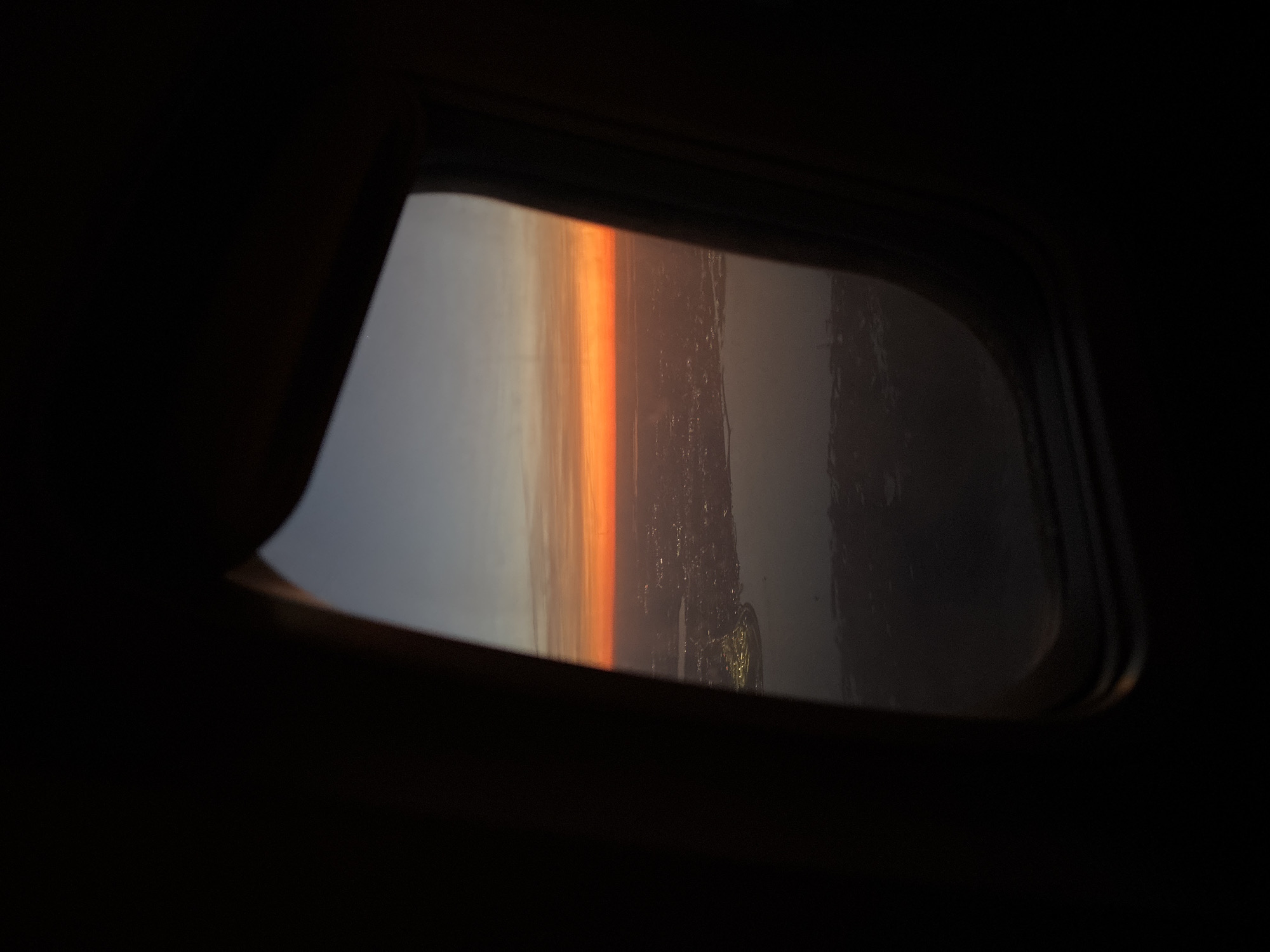 Aircraft passenger witnesses orange light band over Malmö