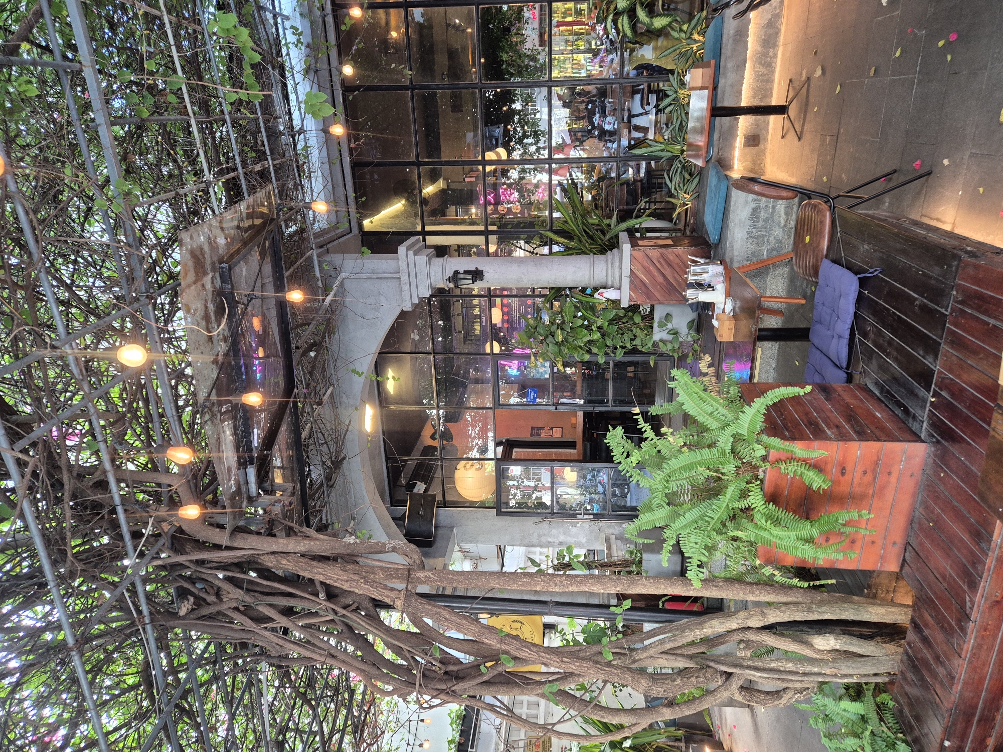 Early morning life captured across Đà Nẵng's cafes and beaches
