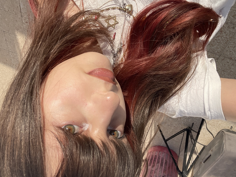 Young woman documents afternoon in Petah Tikva with selfies