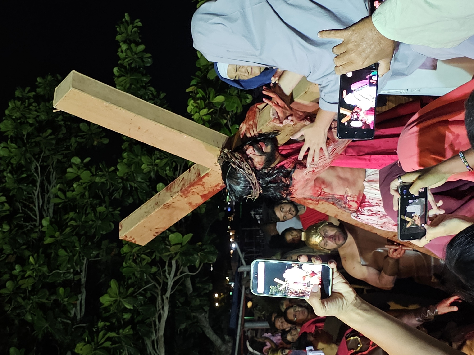 Religious crucifixion procession draws crowds in Armação dos Búzios