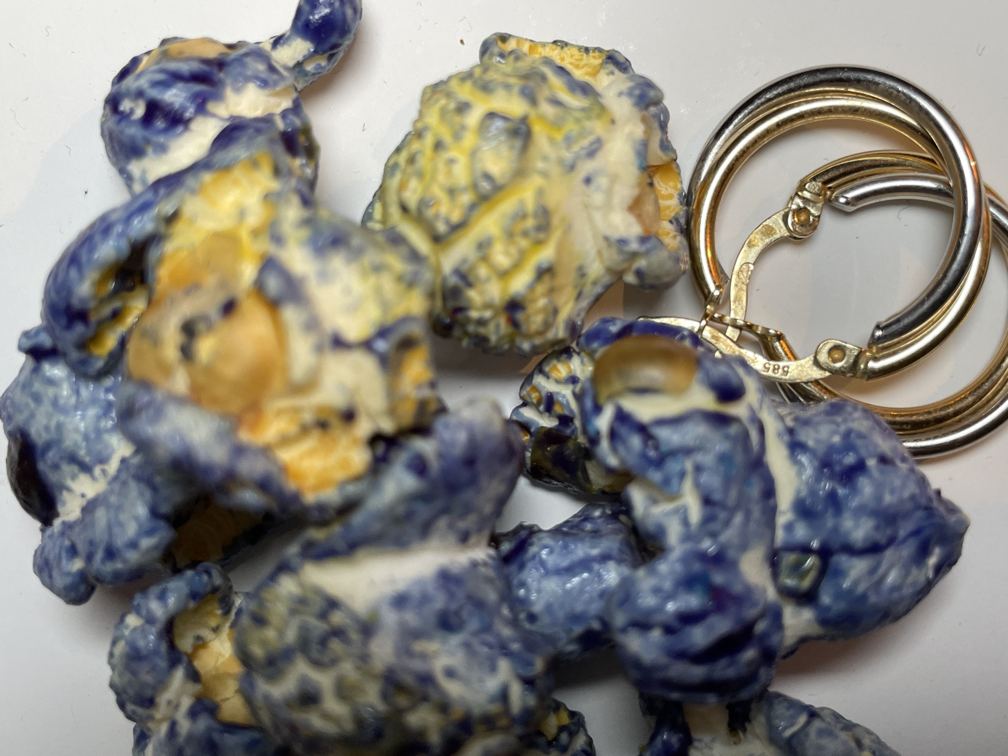 Blue-white popcorn-like objects photographed in Belgrade suburb
