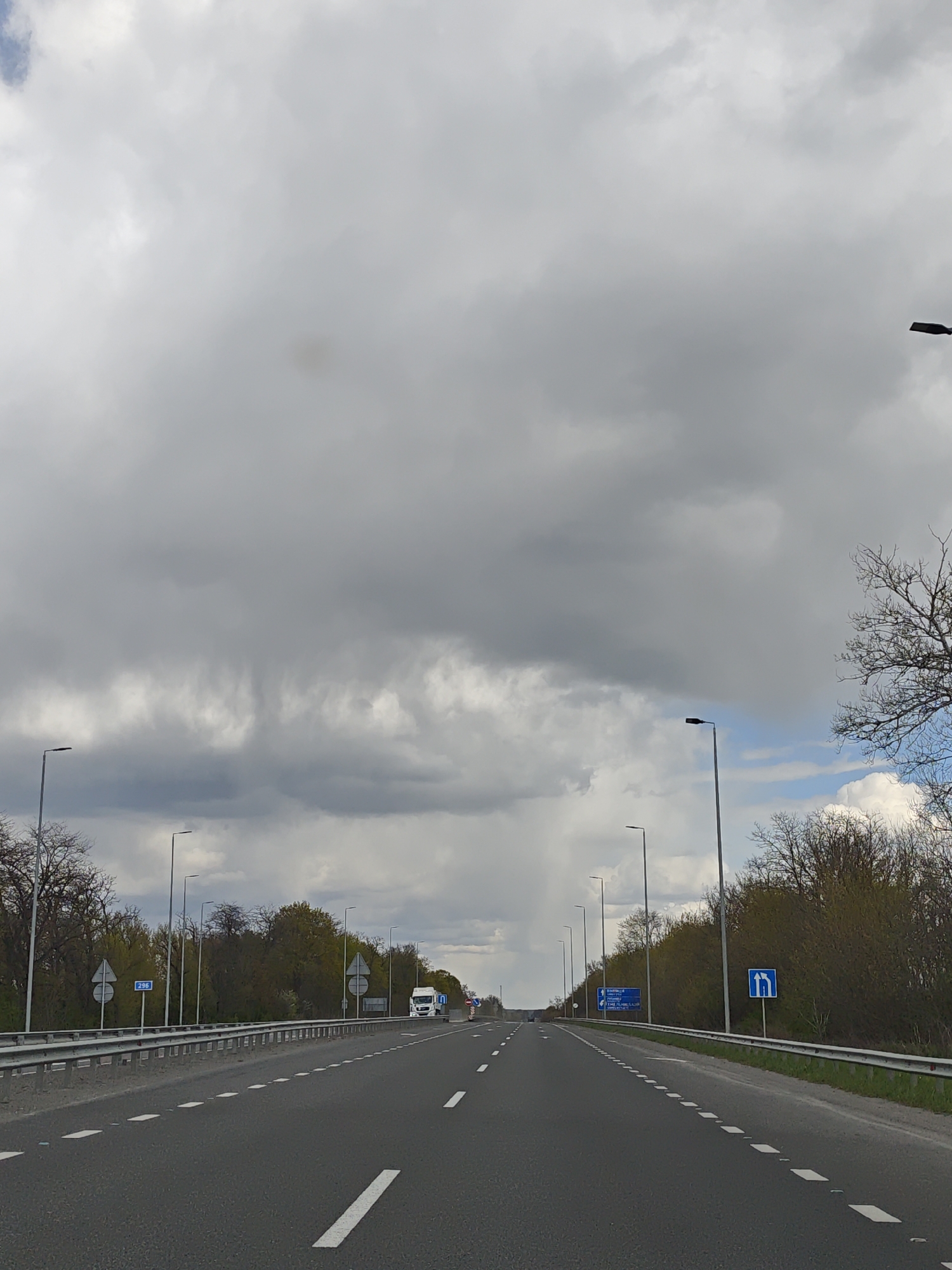 Light traffic observed on Holoskiv highway, single truck spotted