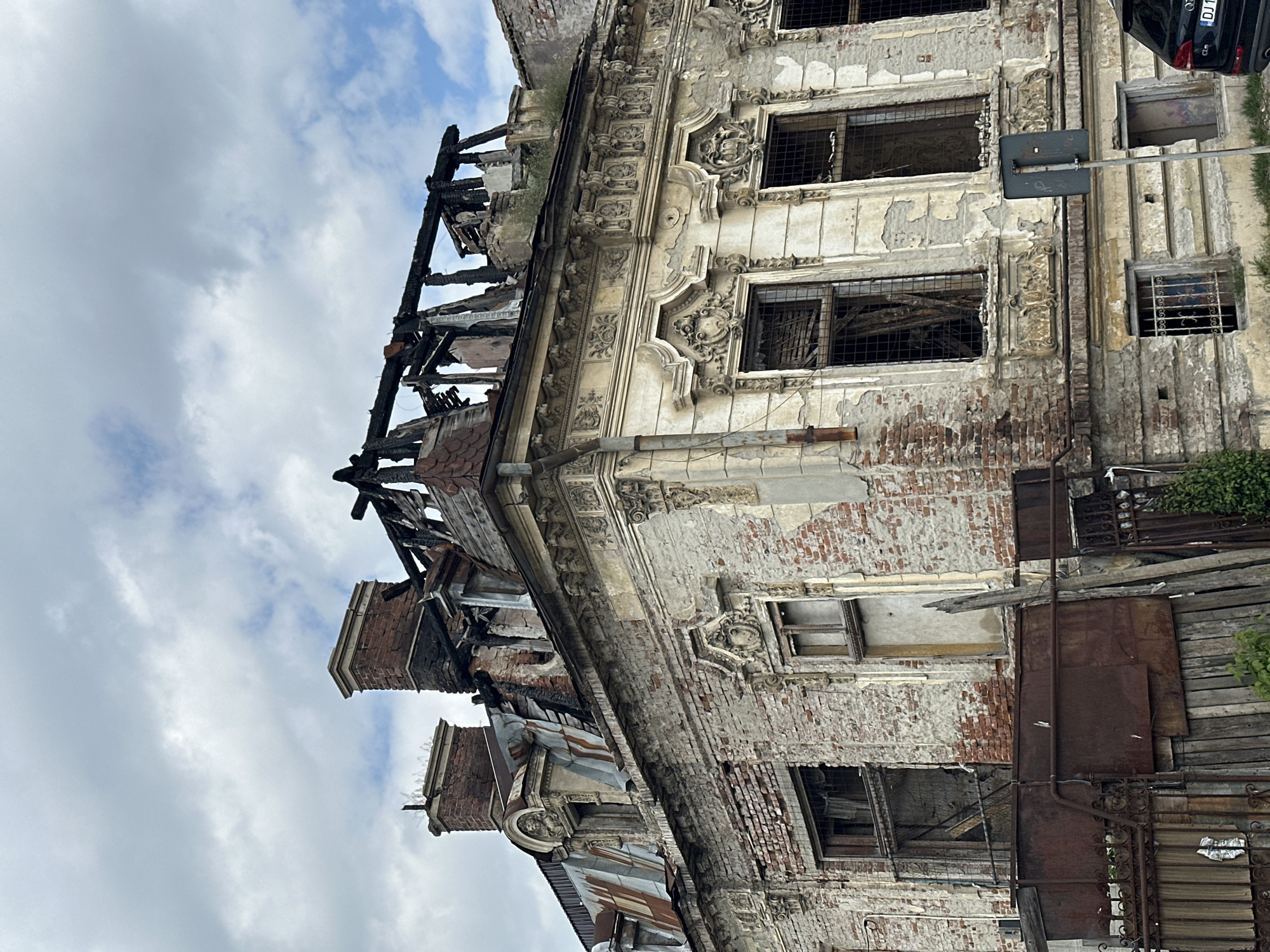 Mixed architectural conditions documented in Craiova, Romania