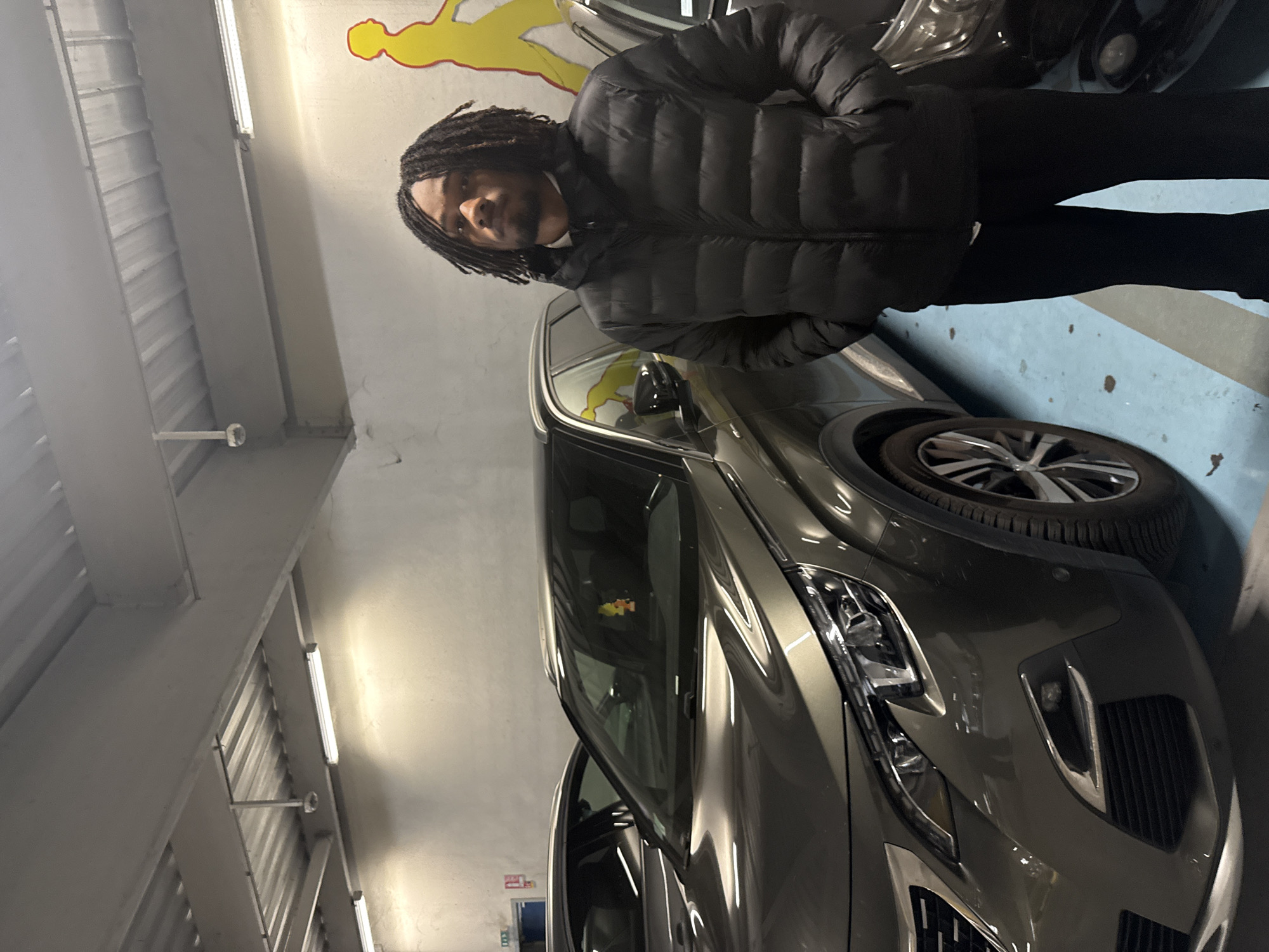 Person observed with gray car in Montreuil parking garage