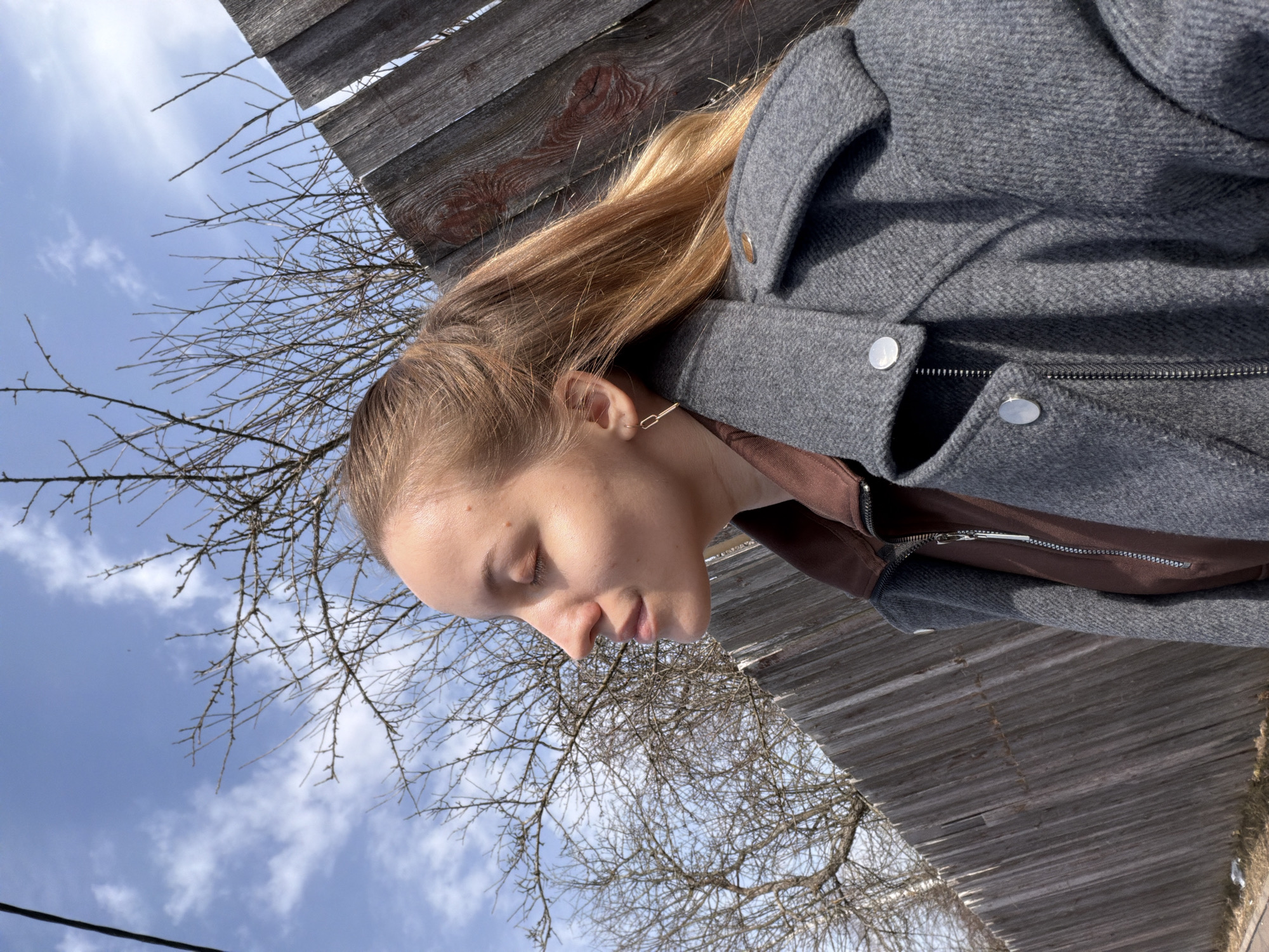 Woman's morning walk documented in Reshetnikovo with wildlife sighting