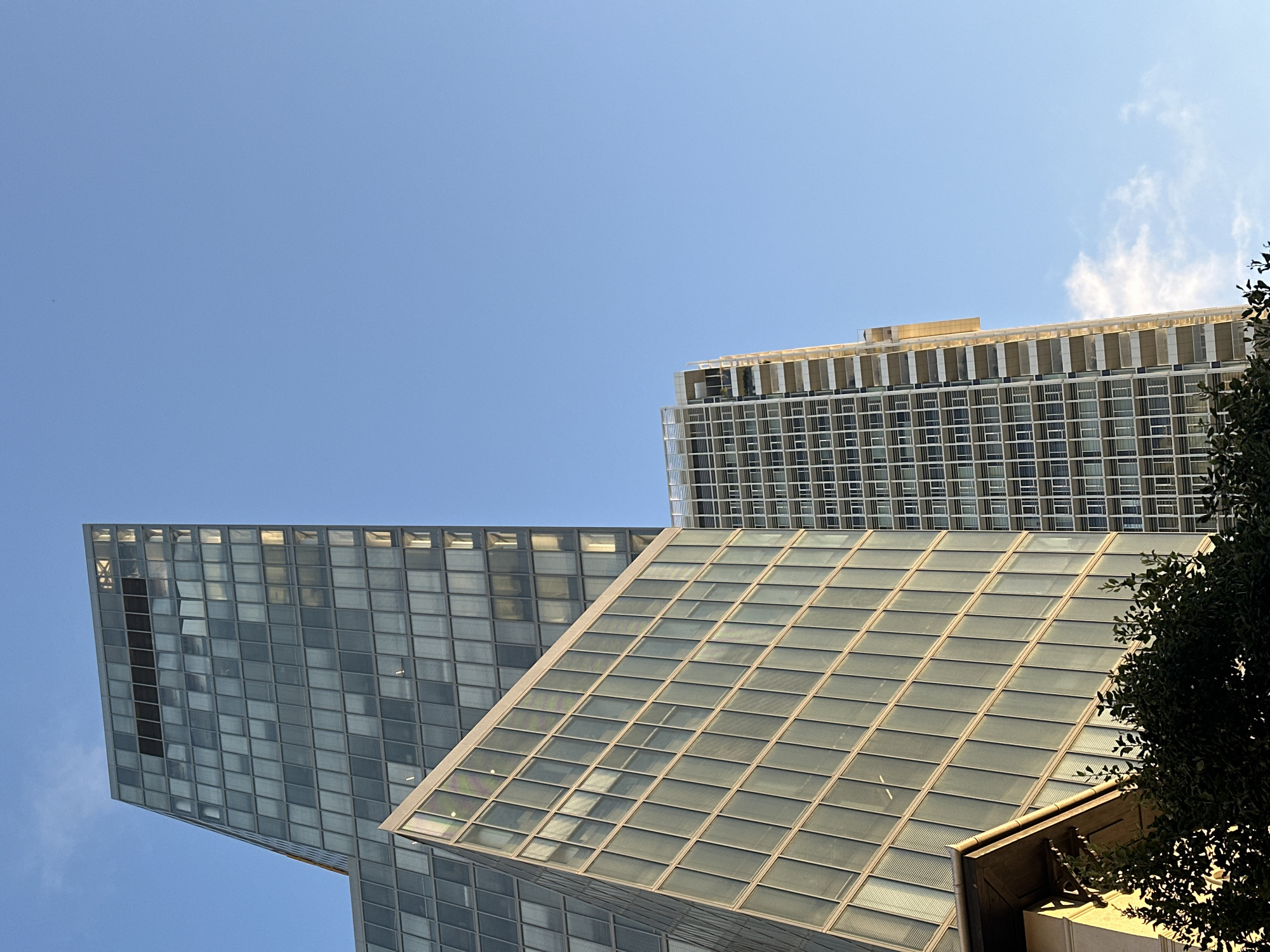 Tel Aviv afternoon: live music, bars, and glass towers