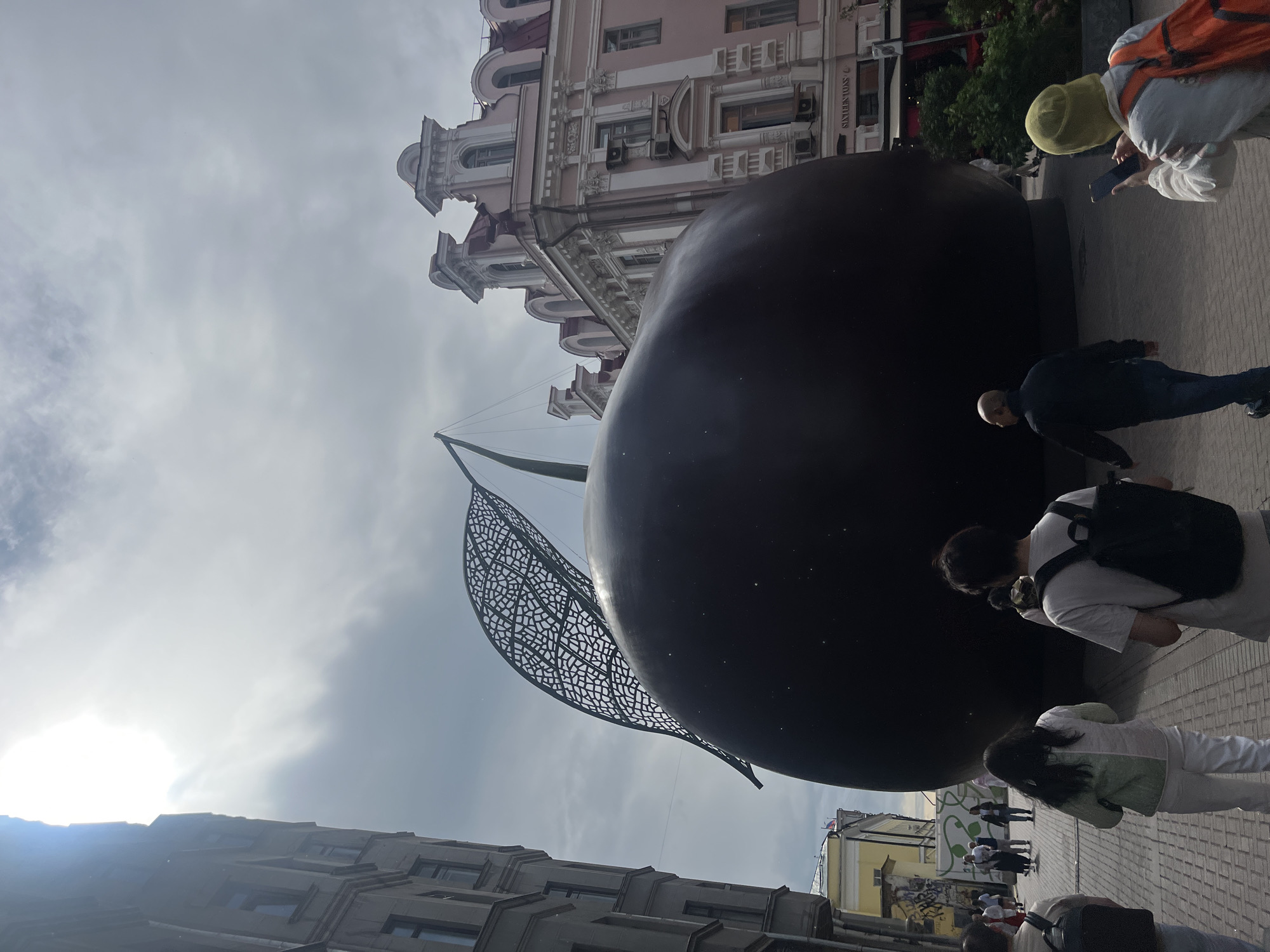 Moscow street life: Tsoi Wall tributes and a delivery robot