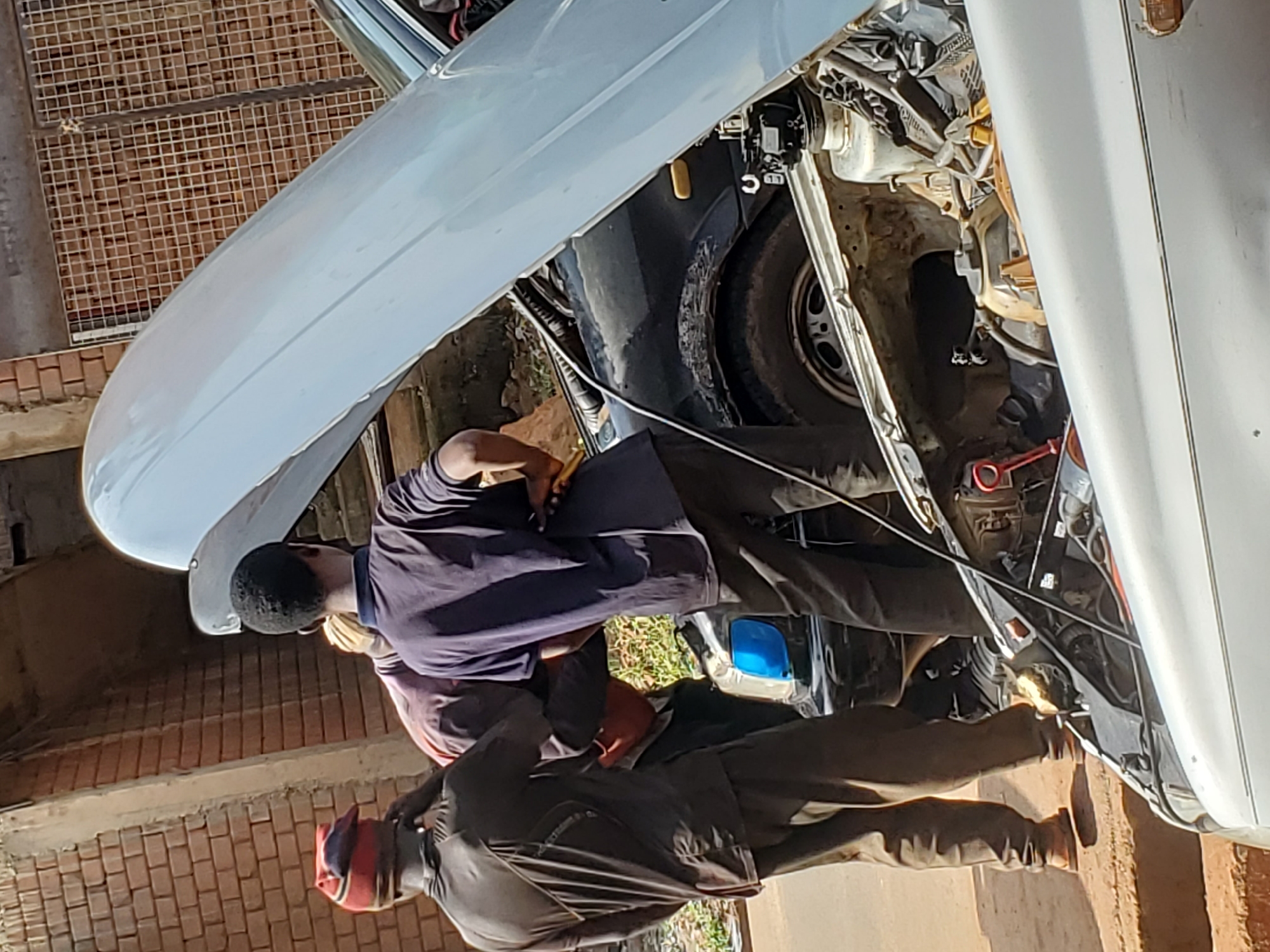 Roadside mechanics and daily life on a Bukuru street