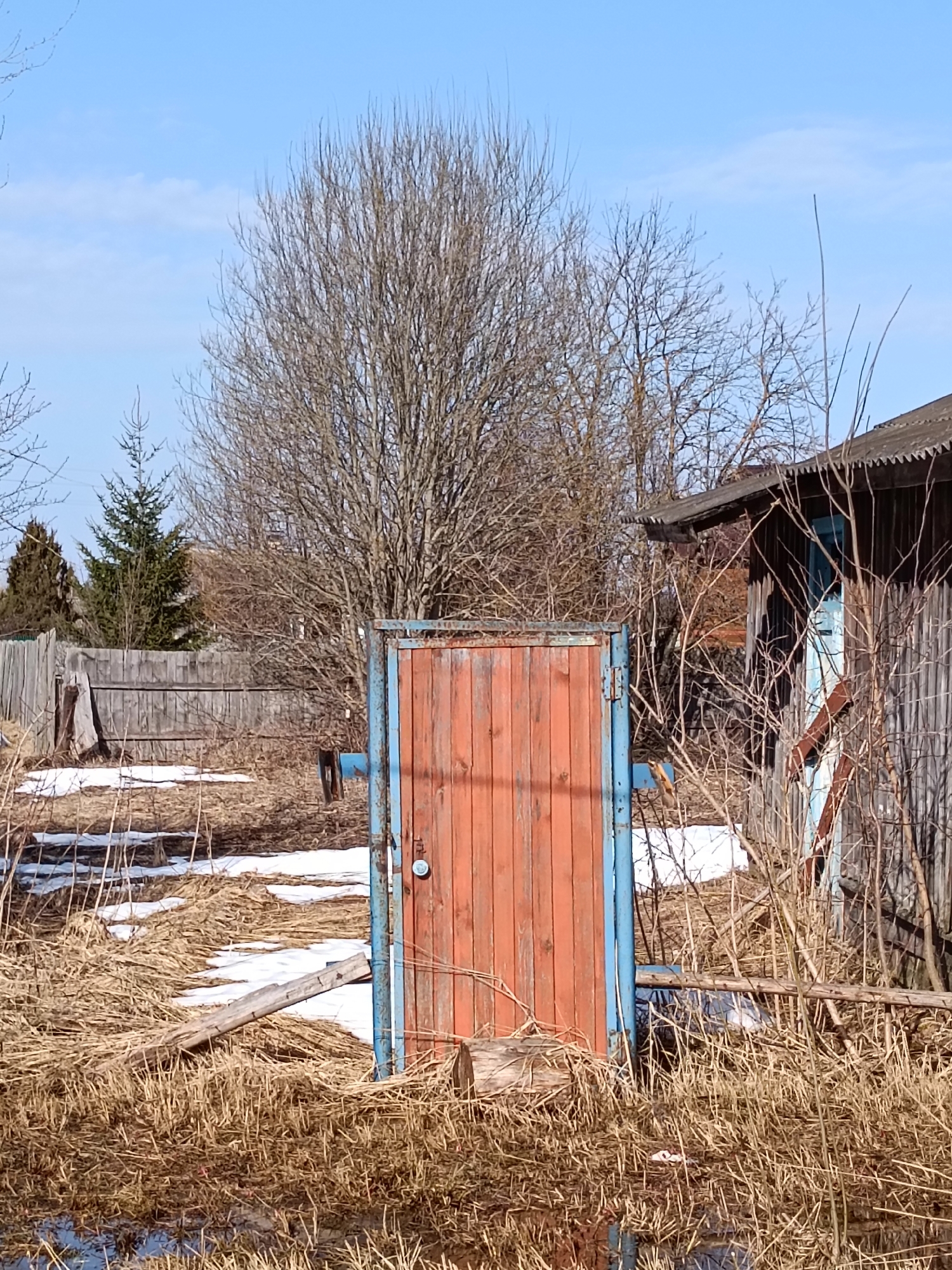 Spring scenes from small Russian town show muddy roads, residents