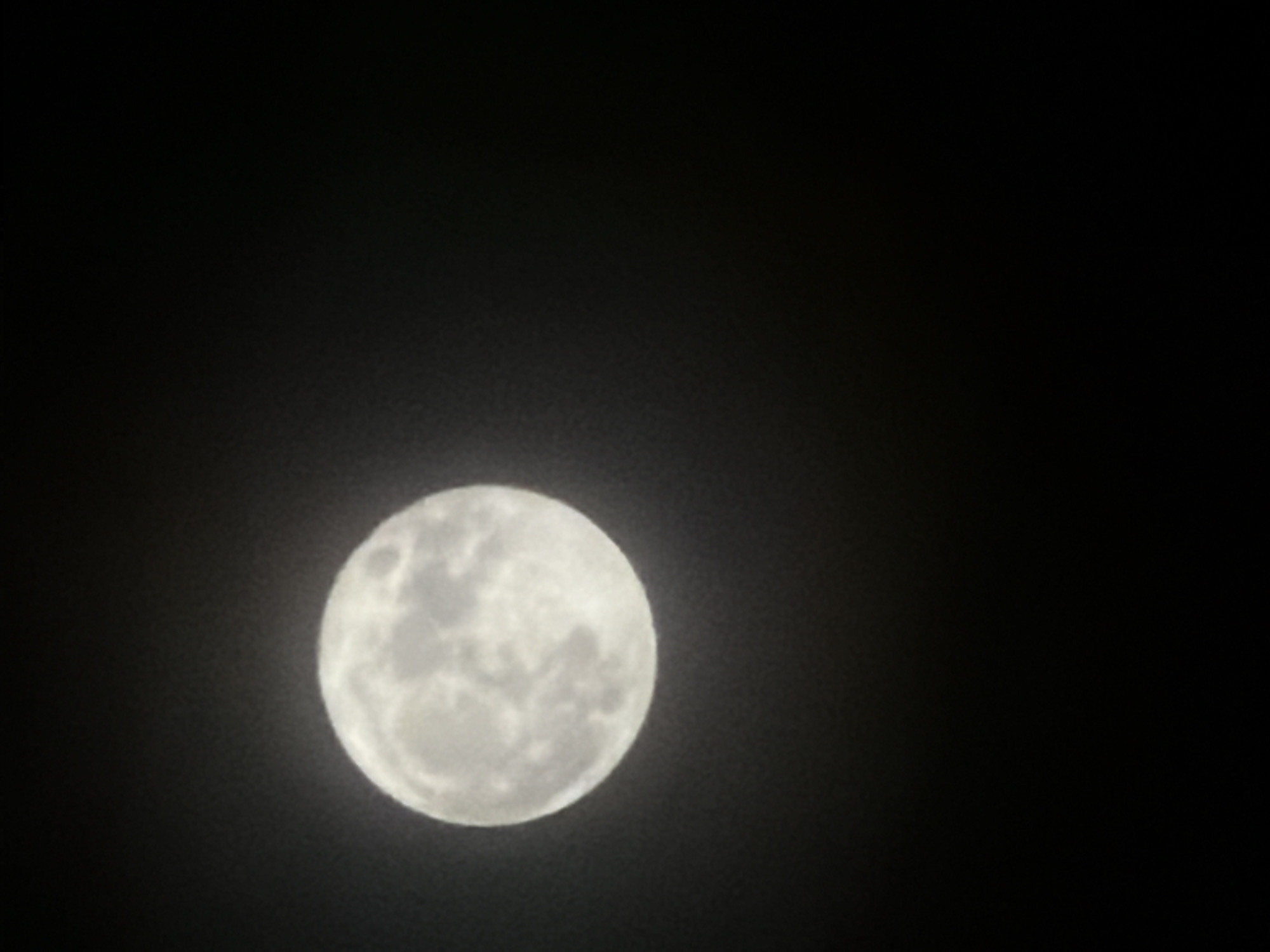 Full moon photographed over Coquitlam morning sky