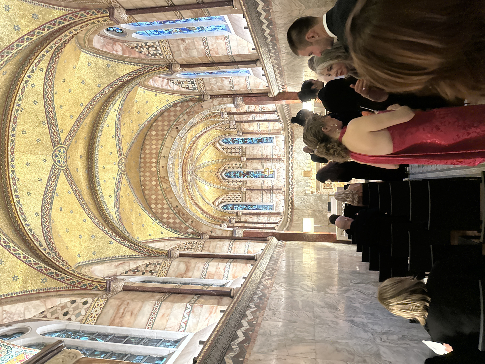 London scenes captured: cathedral service, pedestrian activity, architecture