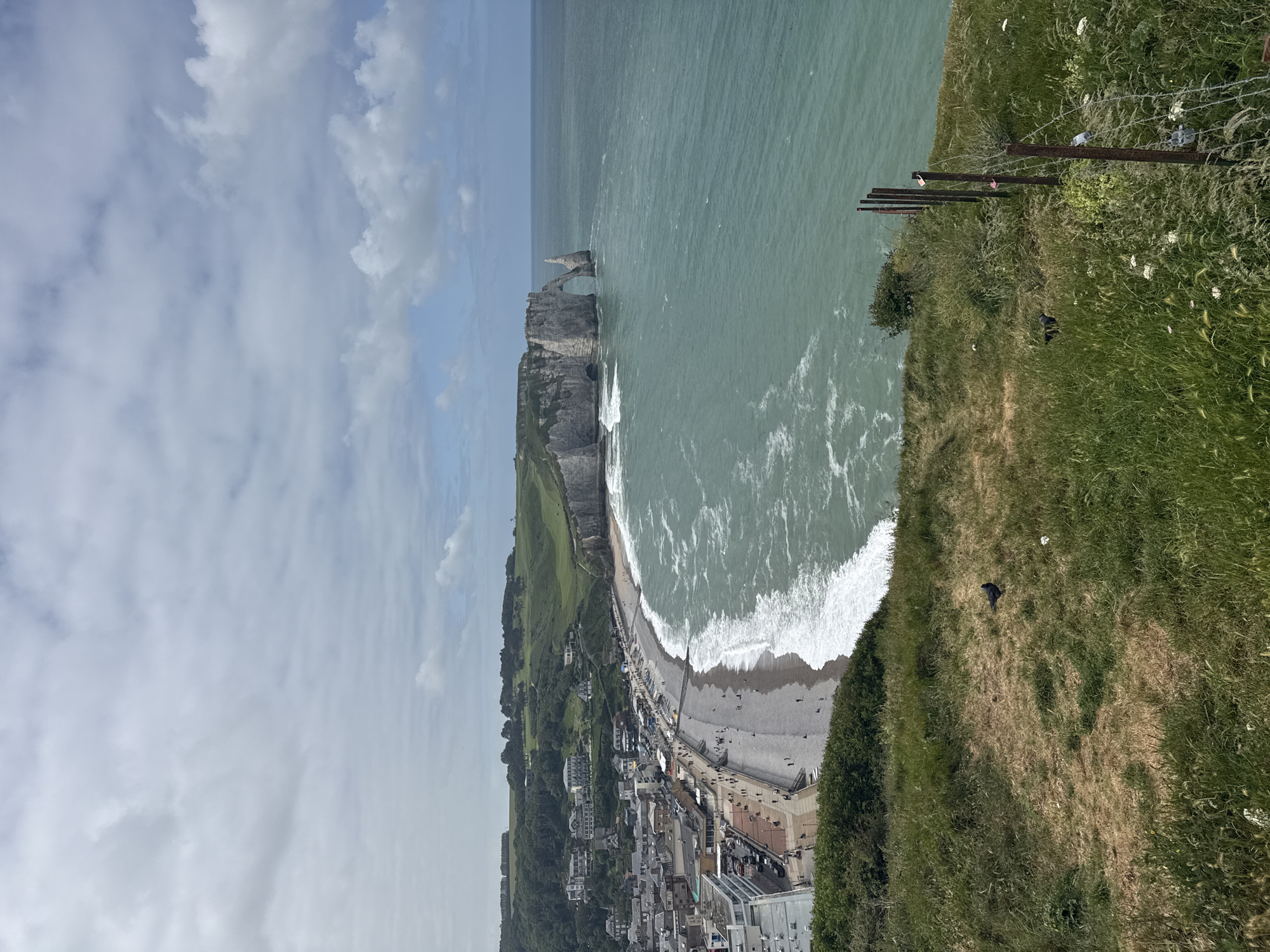 Witnesses capture iconic Étretat cliffs from clifftop viewpoints