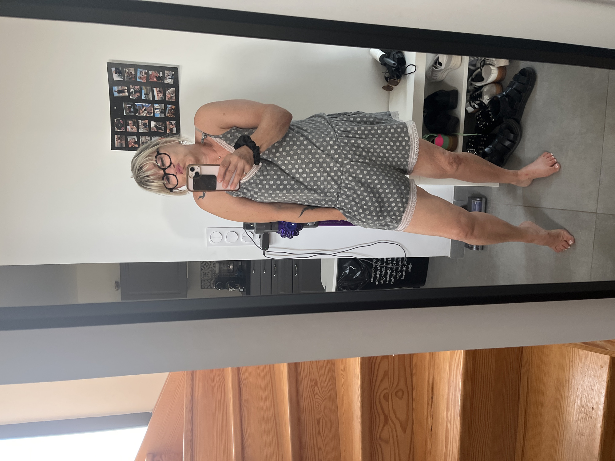 Casual at-home selfie session in Chambœuf, France