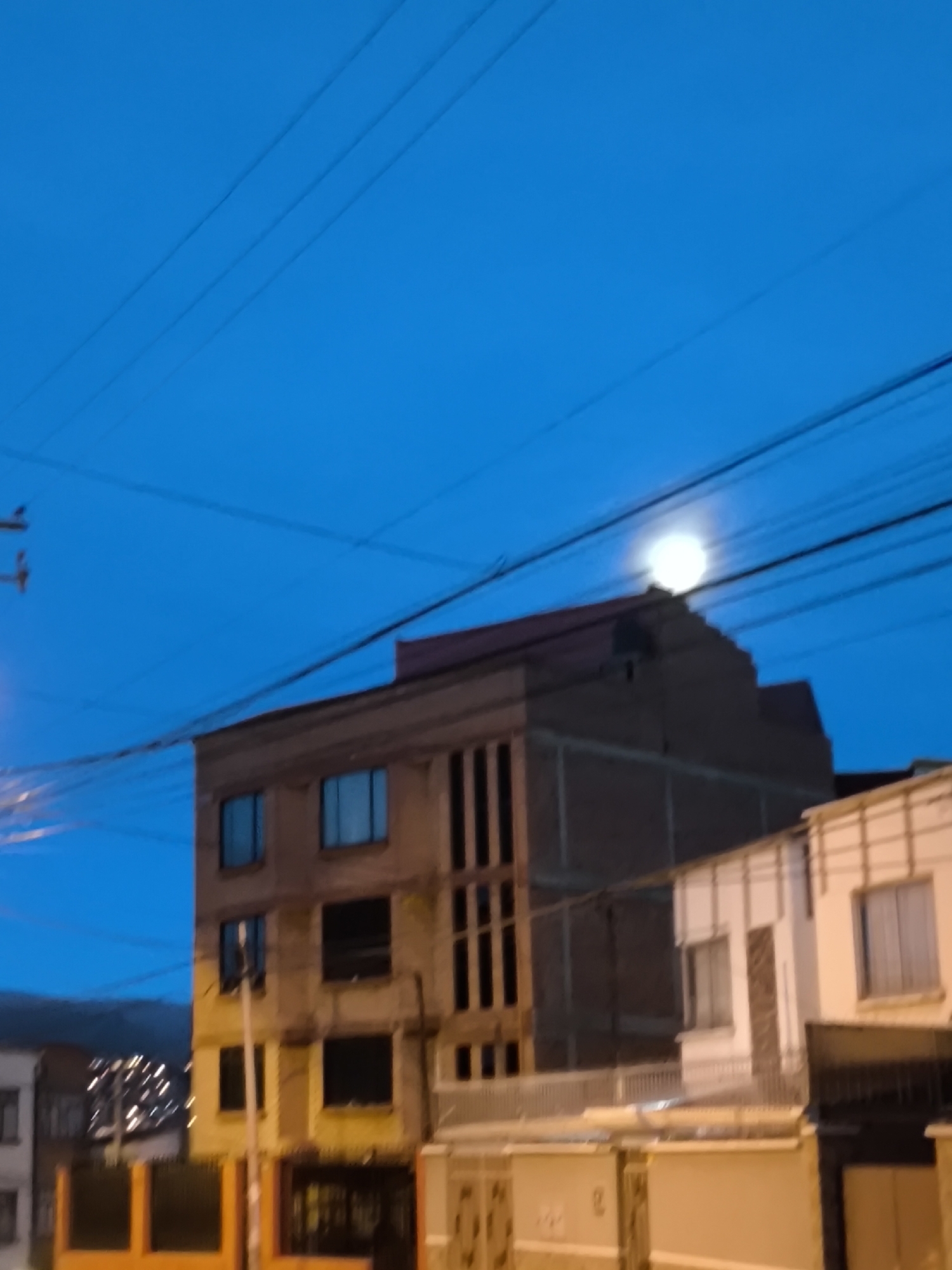 Nighttime construction scene captured in La Paz, Bolivia