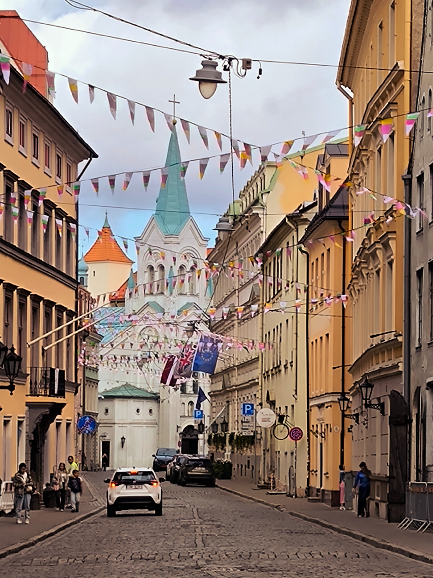 Morning walkthrough of Riga's landmarks, streets, and Old Town architecture