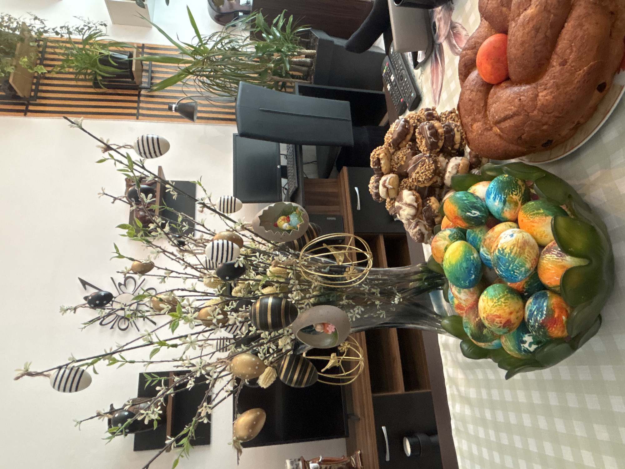 Easter celebration captured in Dimitrovgrad home with festive decorations