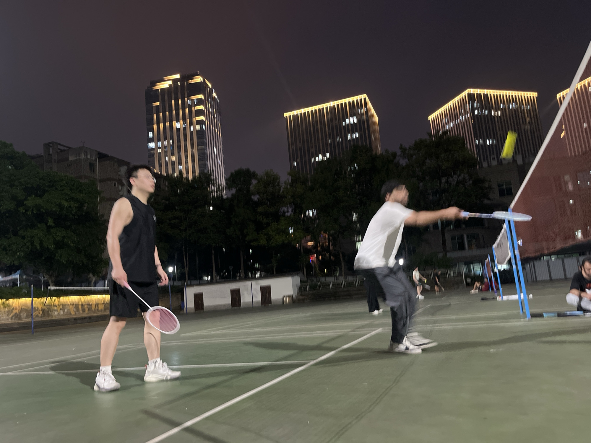 Evening sports gathering in Yuzhong District courts