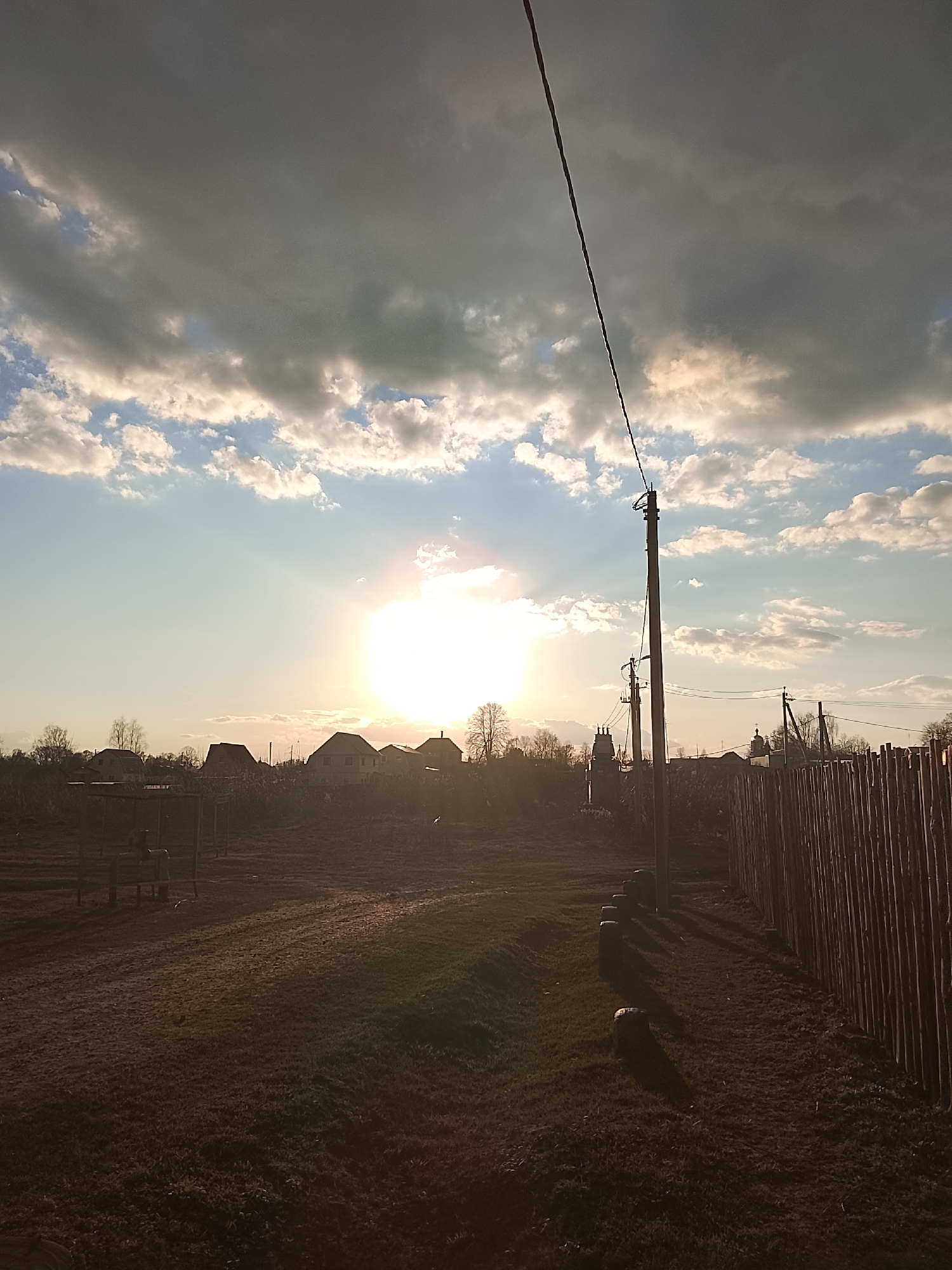 Sunset observed in rural Russian village of Высокиничи