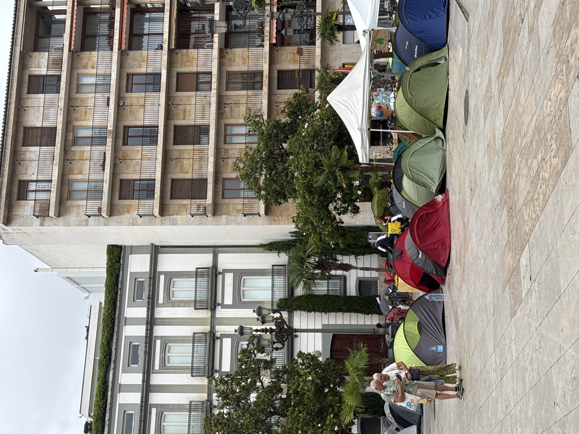 Tented gathering draws crowds to historic València plaza