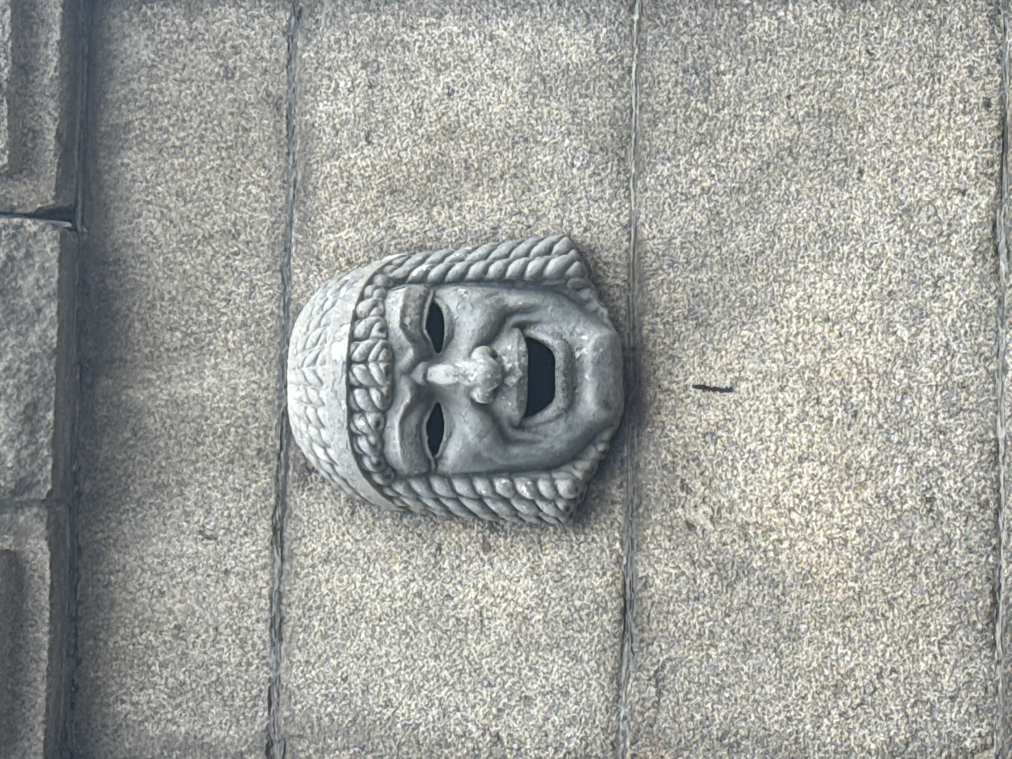 Spring morning stroll captures Saint Petersburg's architecture and joggers