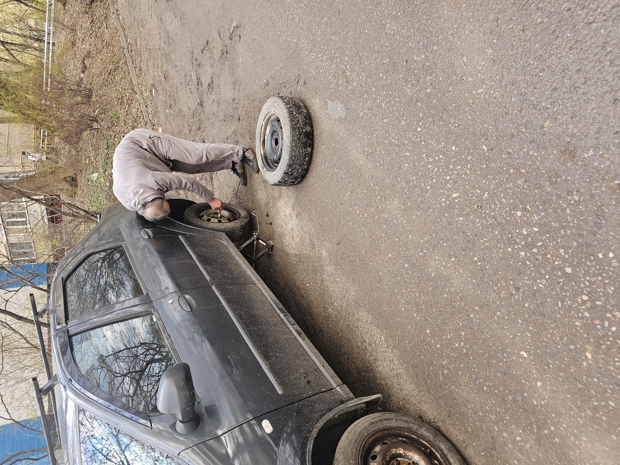 Man changes tire on Moscow street